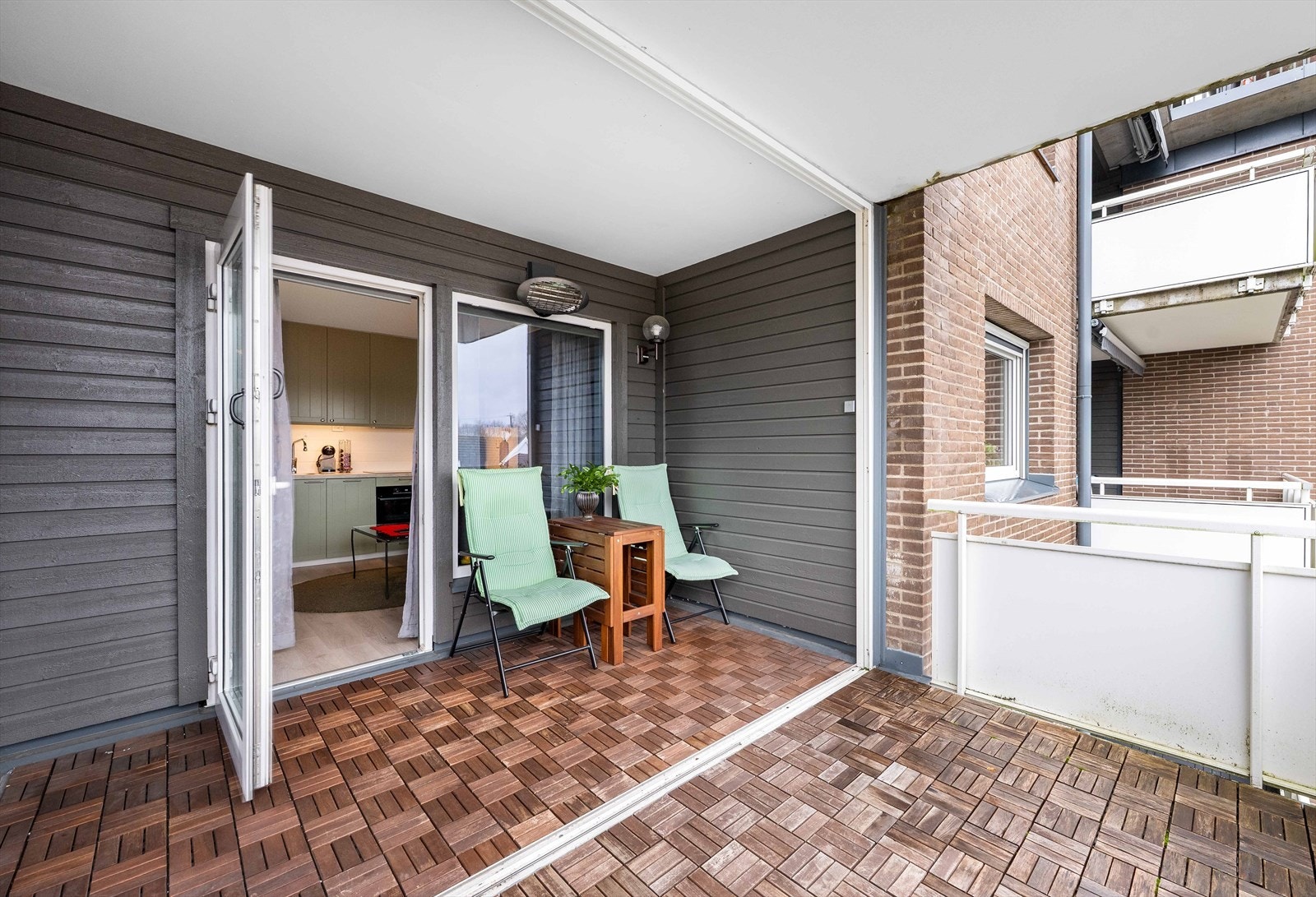 Fra stuen er det utgang til en stor balkong med treheller på gulvet. Galleribilde