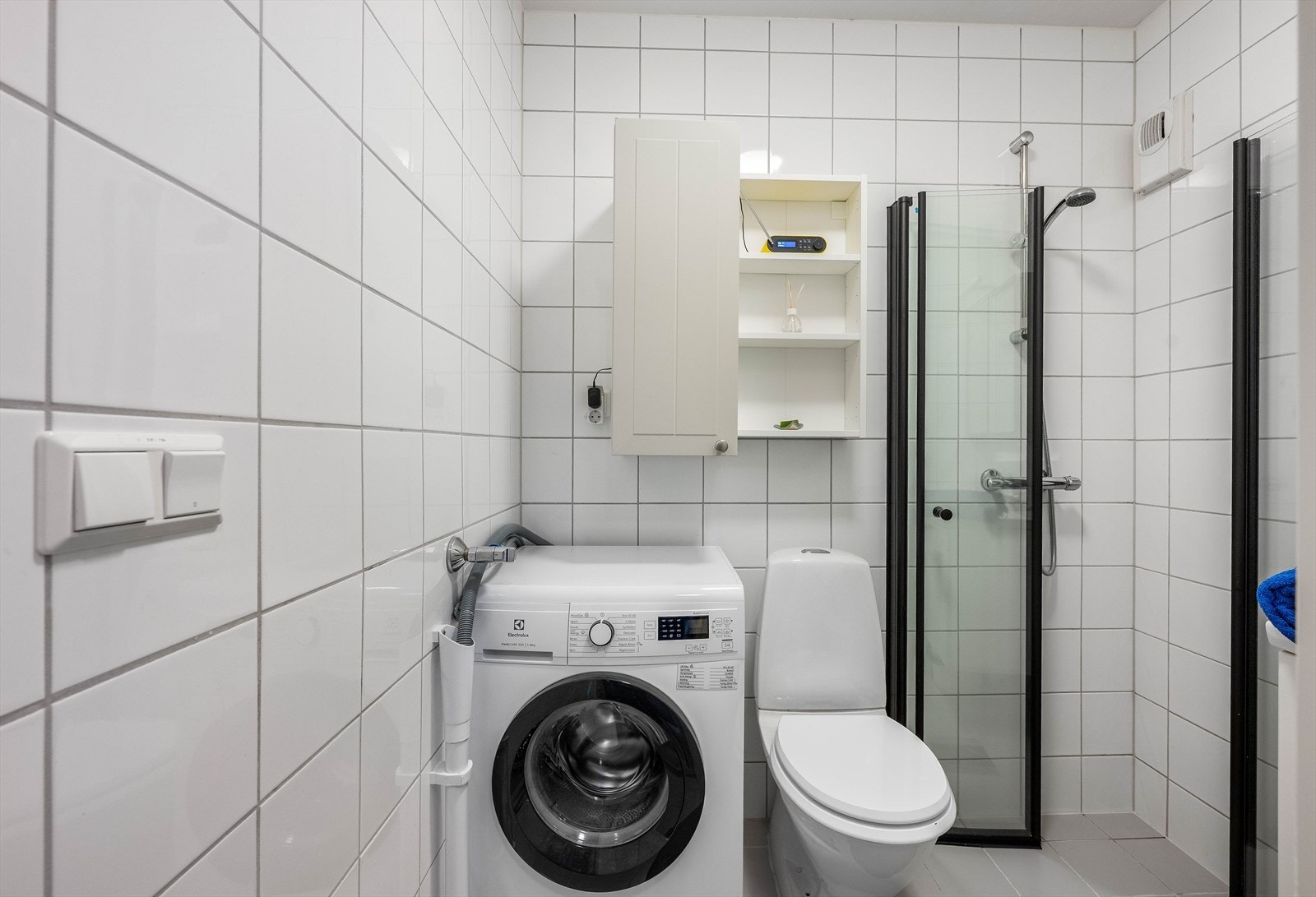 Flislagte vegger og gulv med elektriske varmekabler gir robust våtromsløsning. Galleribilde