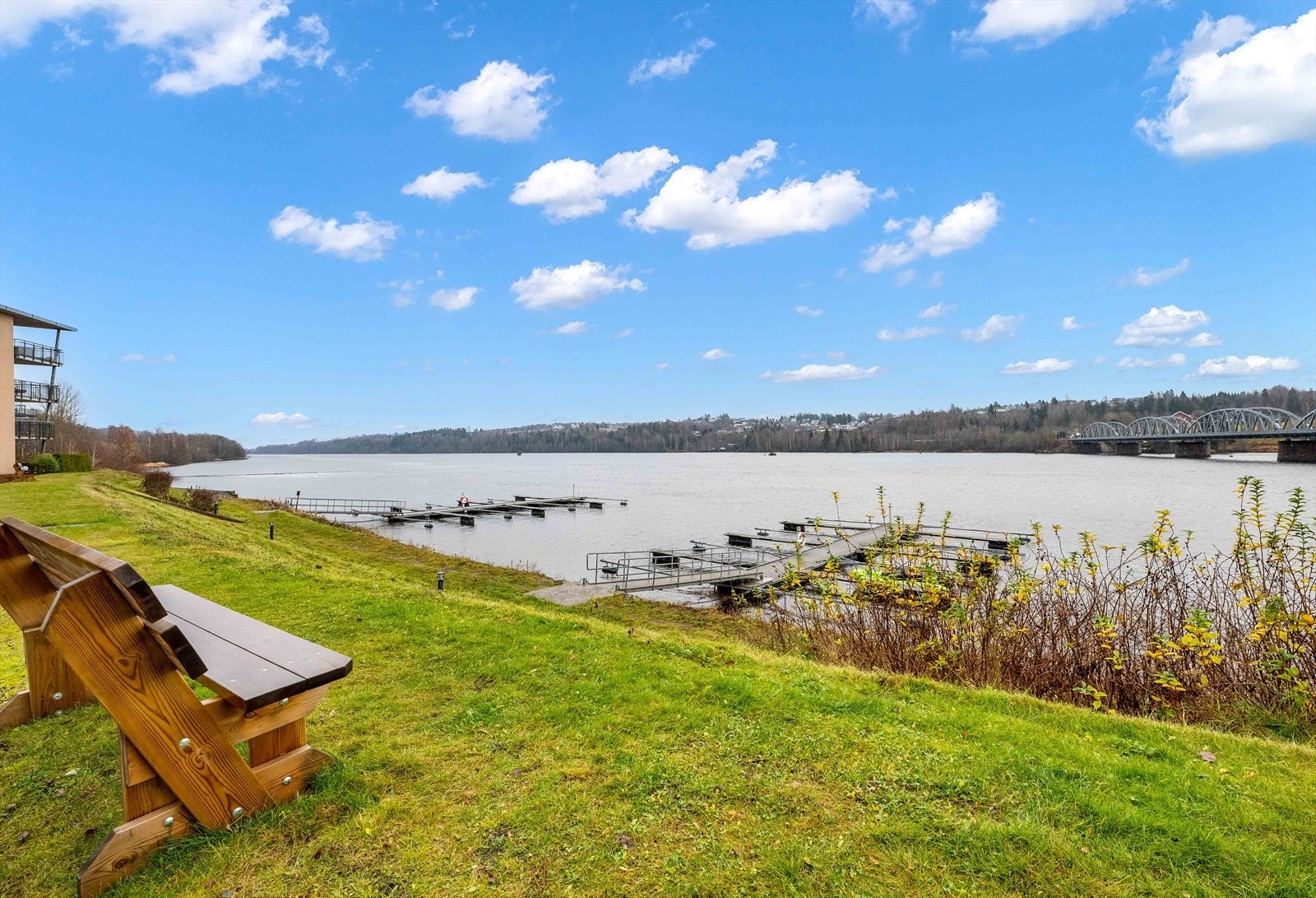 Det er nærhet til Glomma med brygge og sitteplasser. Galleribilde
