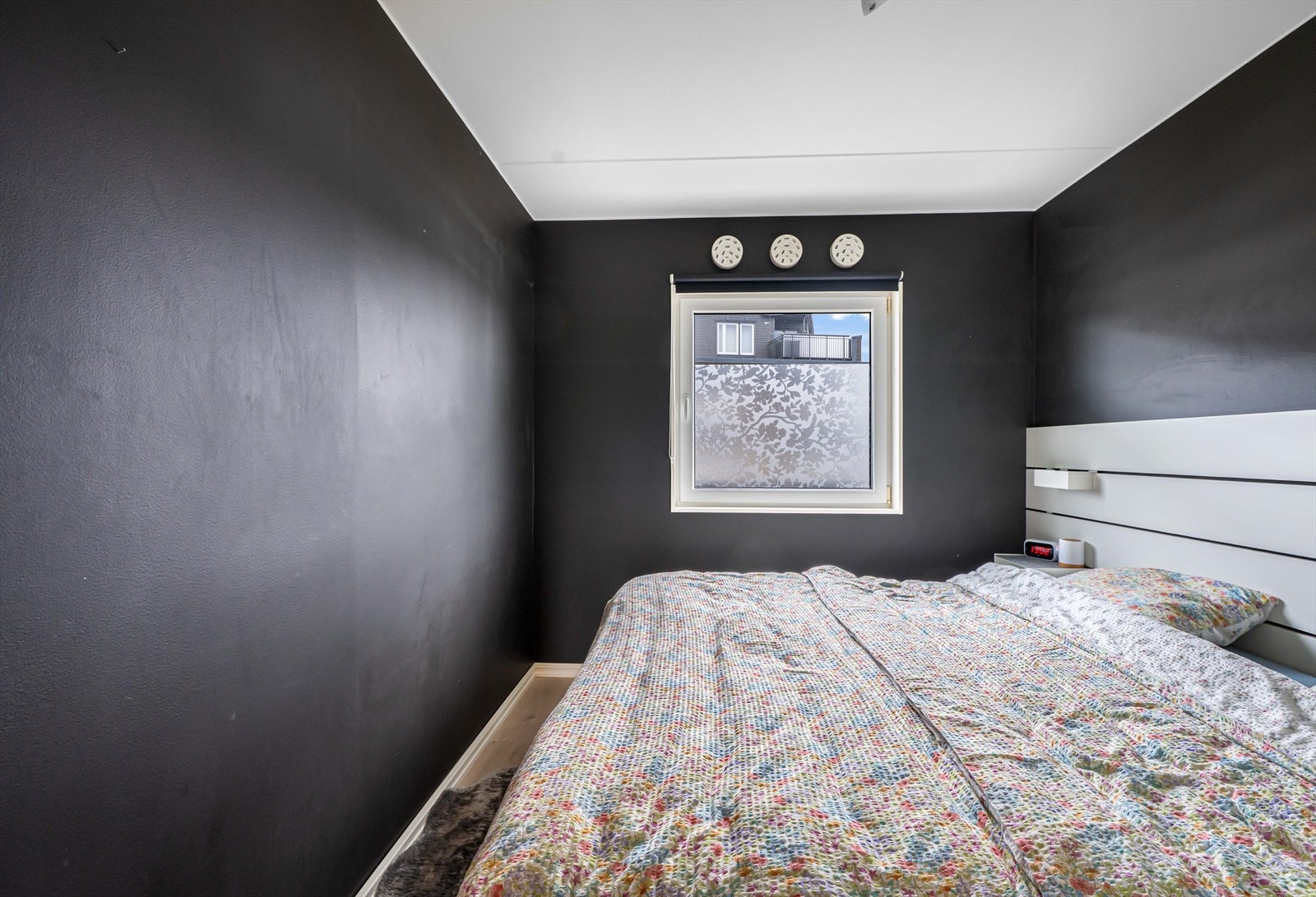 Veggene er malt i en mørk, elegant farge som gir en lun atmosfære, og gulvet har laminat. Galleribilde