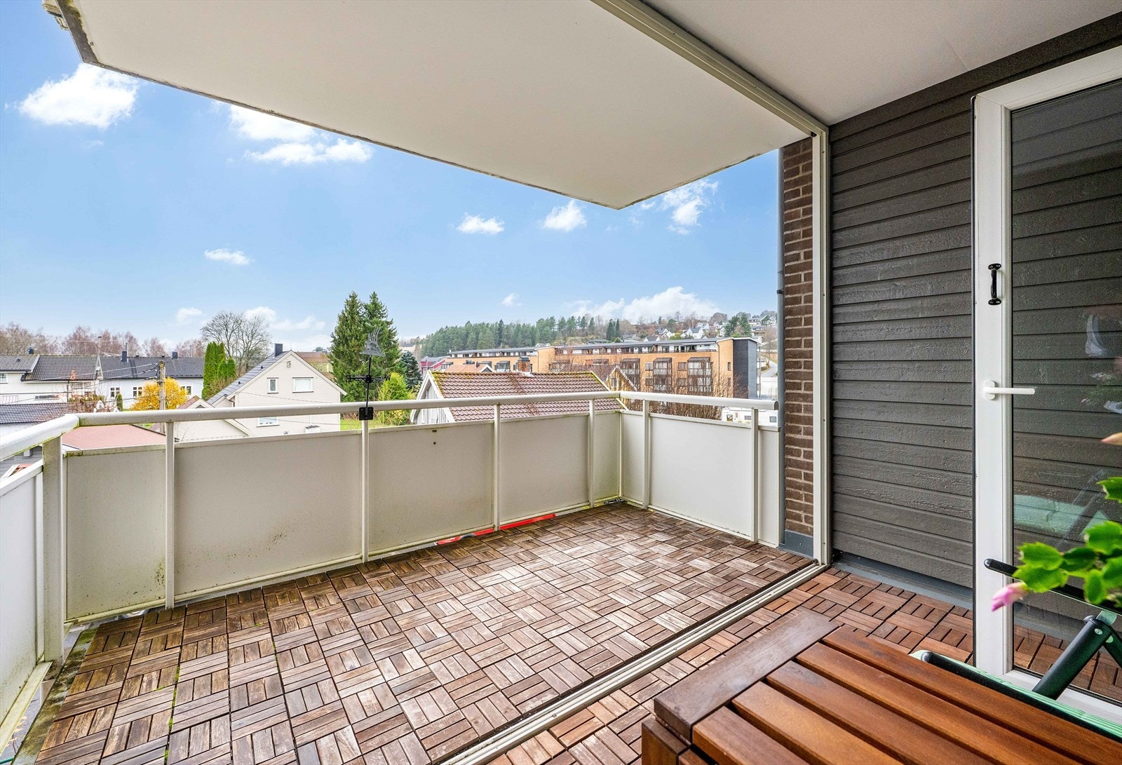 Det er gode solforhold og hyggelig utsikt mot et rolig nabolag. Galleribilde