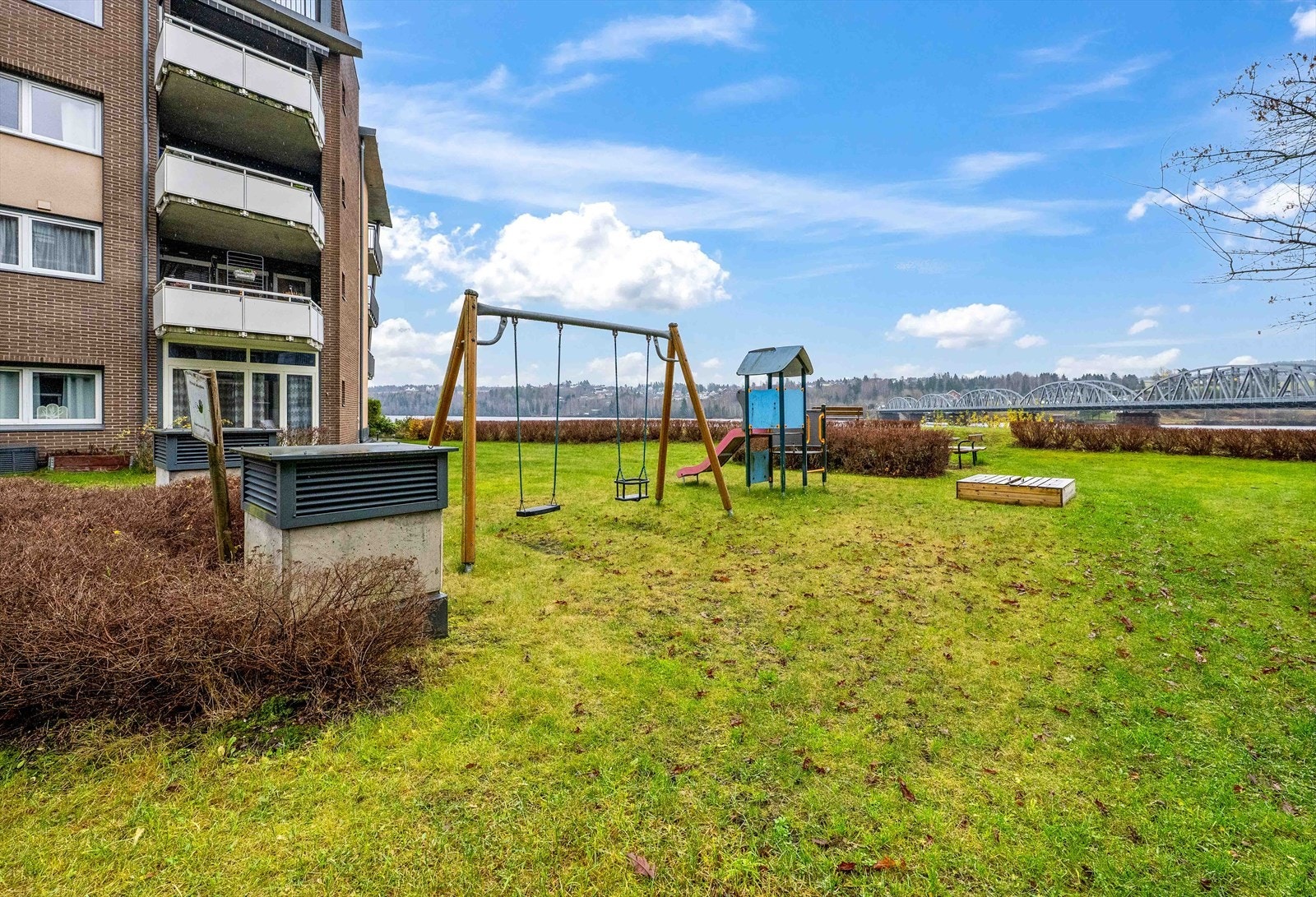 Eiendommen ligger meget sentralt i Fetsund sentrum, et attraktivt boligområde med gangavstand til togstasjon, dagligvarebutikker, diverse forretninger, bank, post, barnehager og skoler. Galleribilde