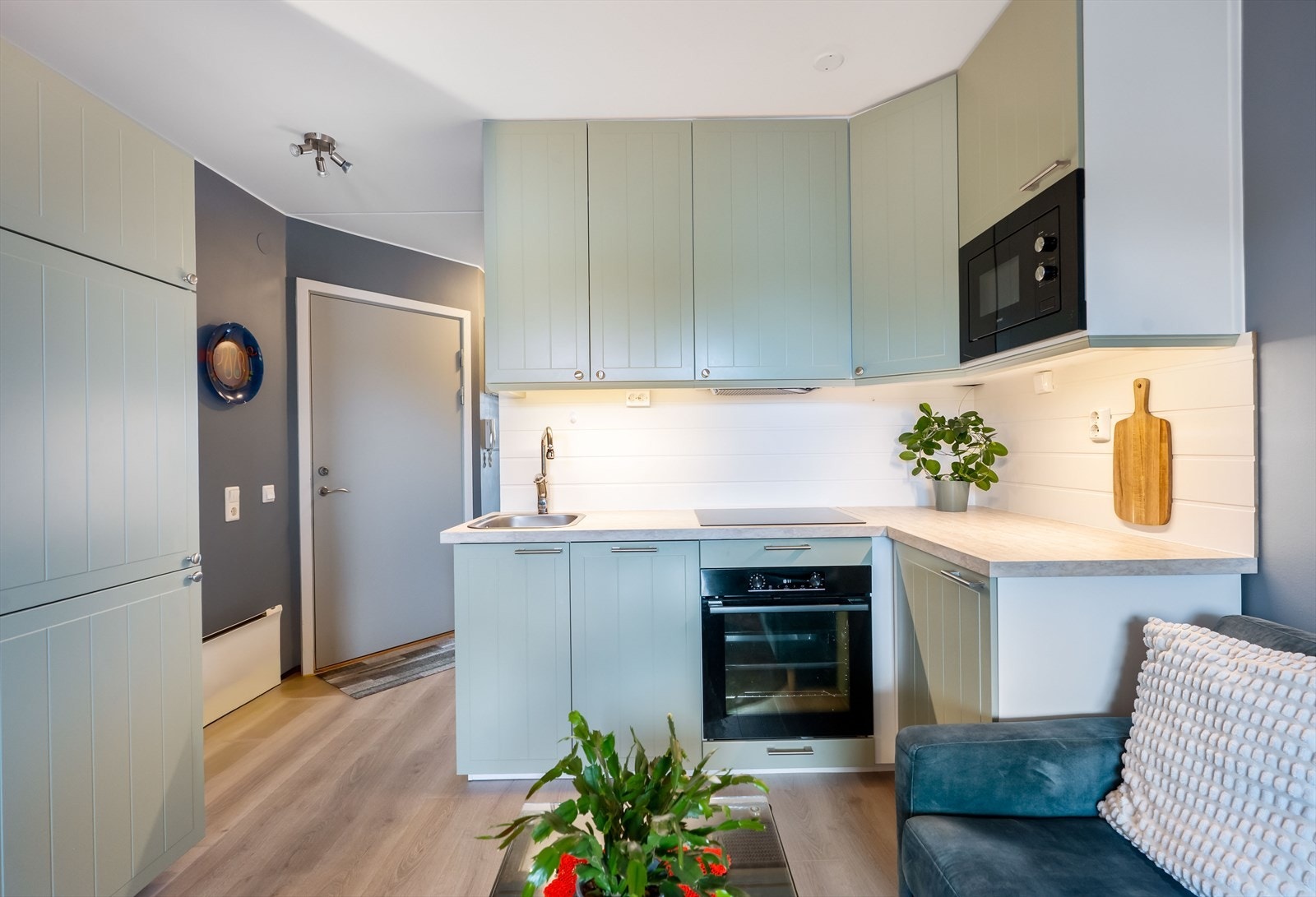 Kjøkkeninnredning fra 2024 med profilerte fronter og laminert benkeplate gir et funksjonelt arbeidsområde. Galleribilde