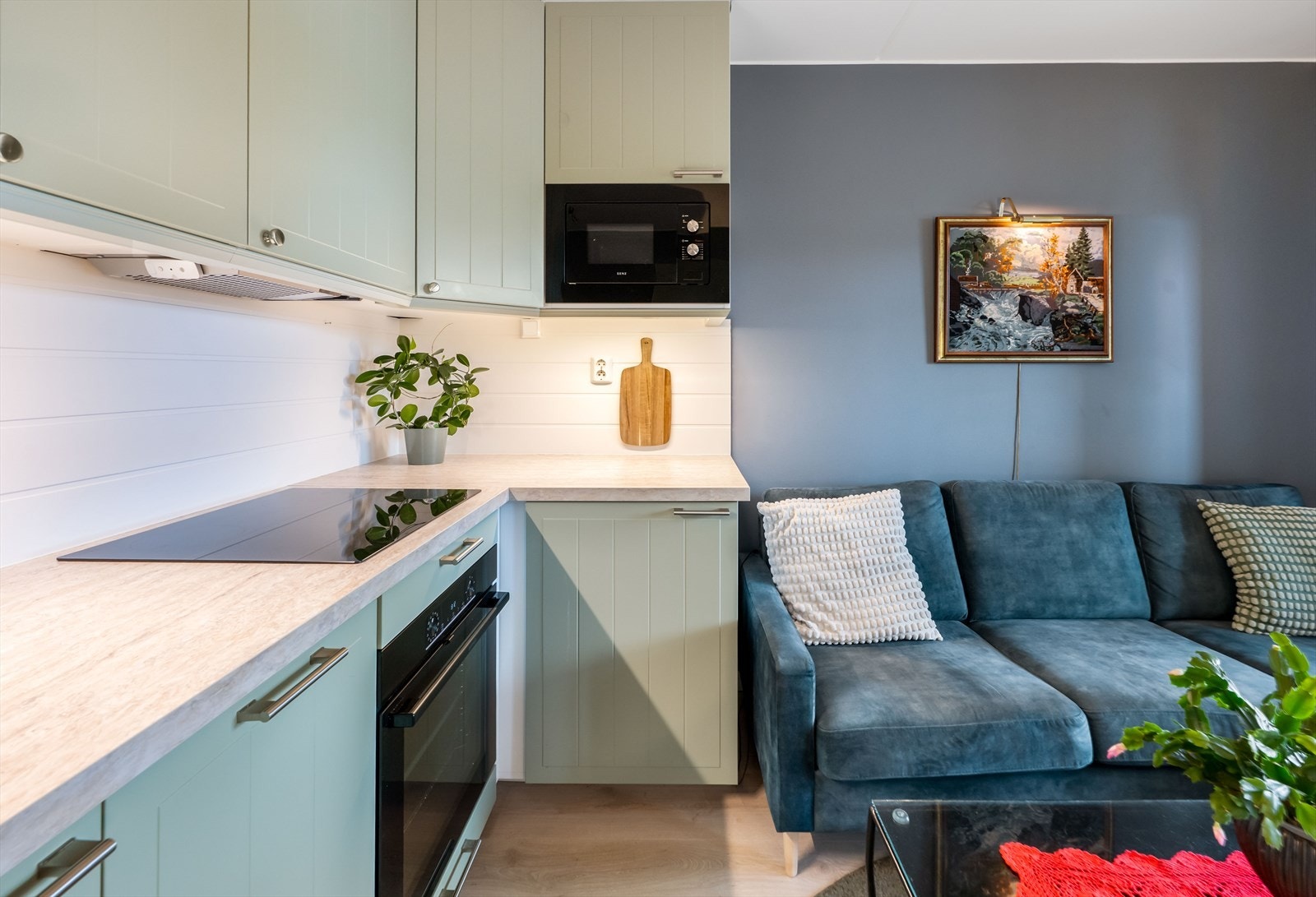 Det er god arbeidsflate på kjøkkenbenk og godt med oppbevaring i overskap. Galleribilde