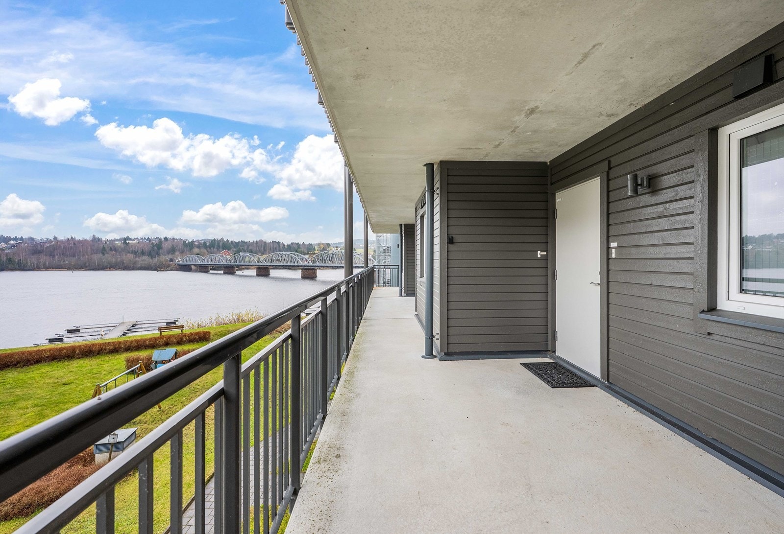 Fin utsikt mot Glomma fra svalgangen. Galleribilde