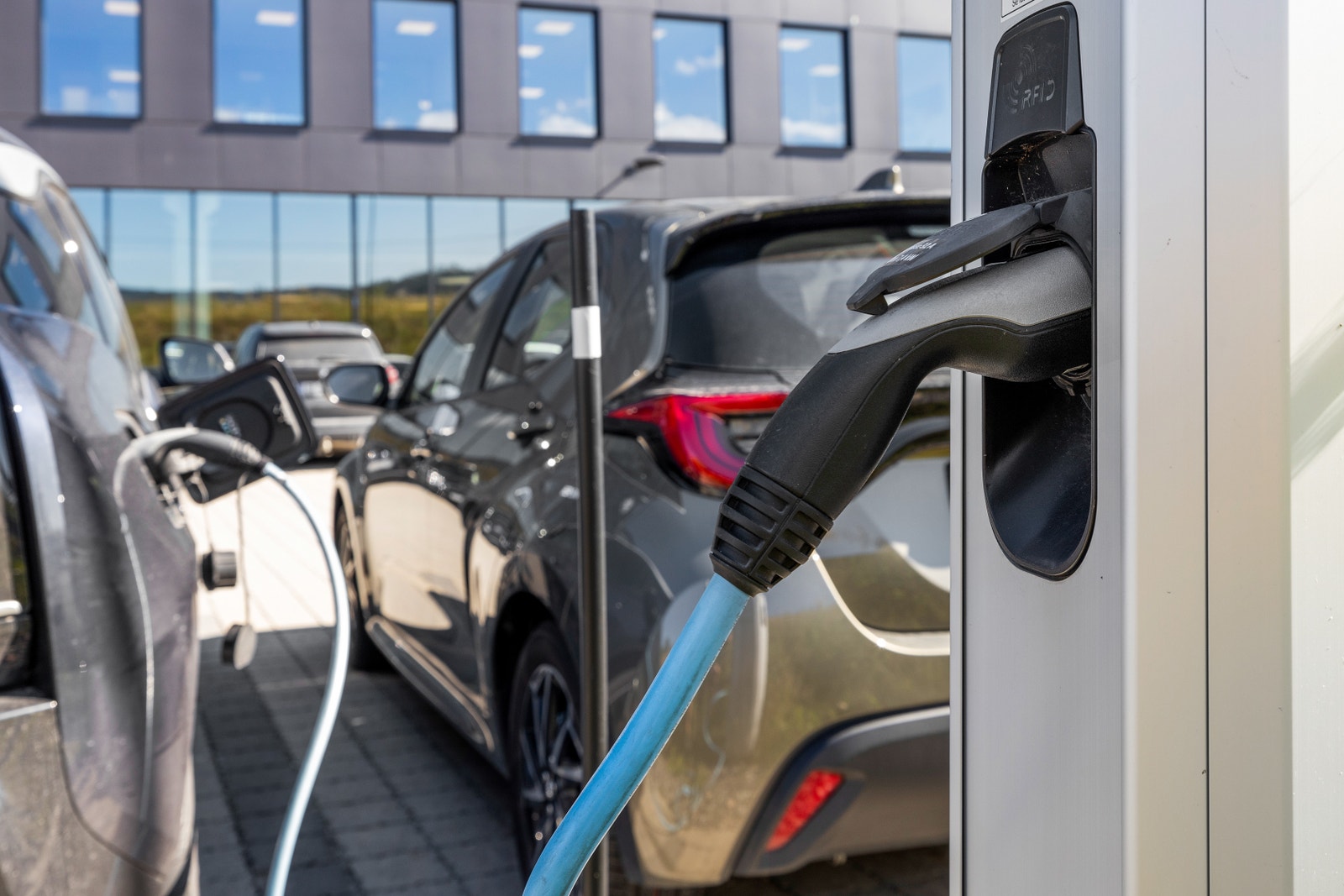 60 el-bil ladere på eiendommen Galleribilde