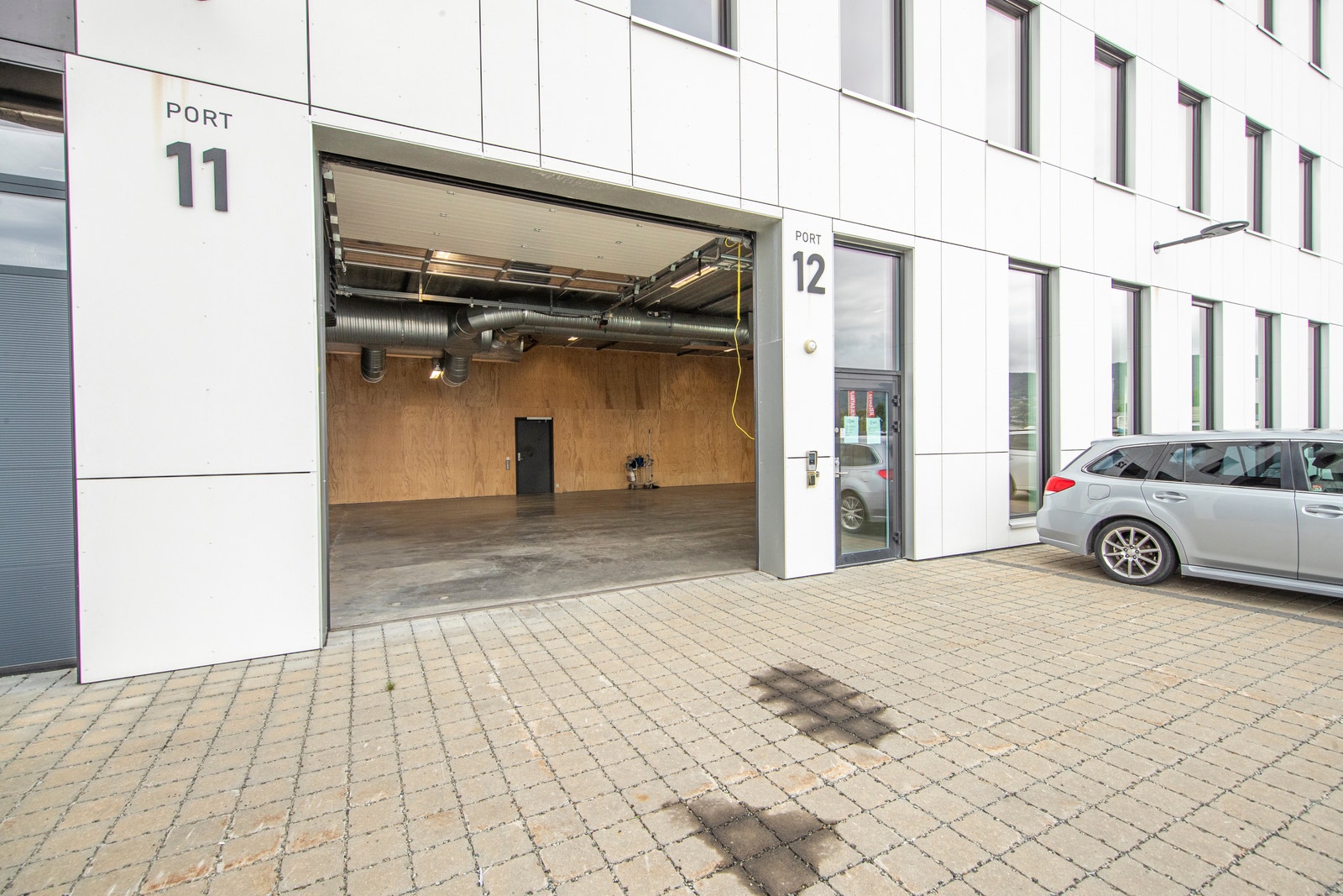 Kjøreport inn i lokalene med lysåpning 4 x 3,6 meter Galleribilde