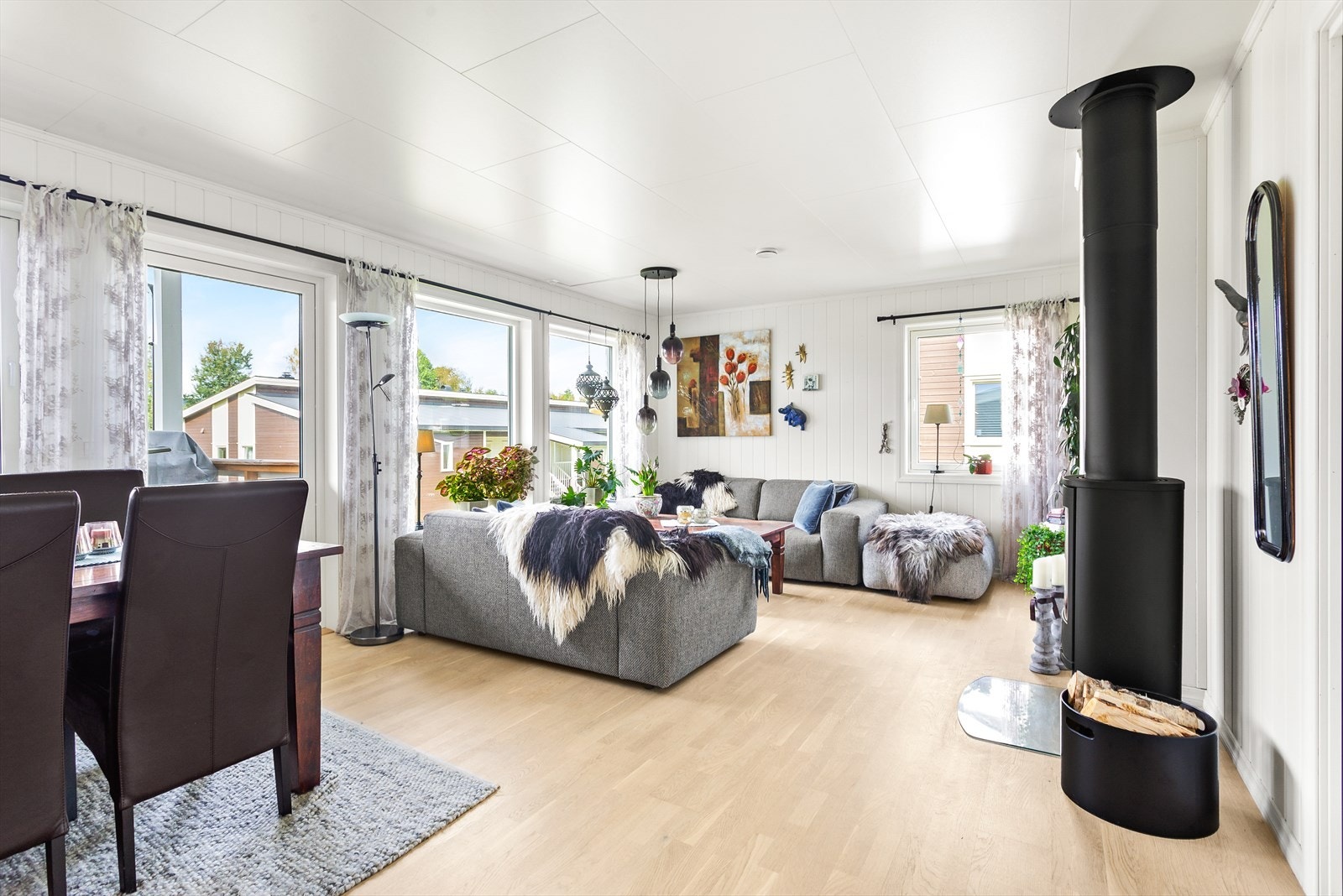 Lys stue med god plass til sofagruppe og moderne peisovn. Galleribilde