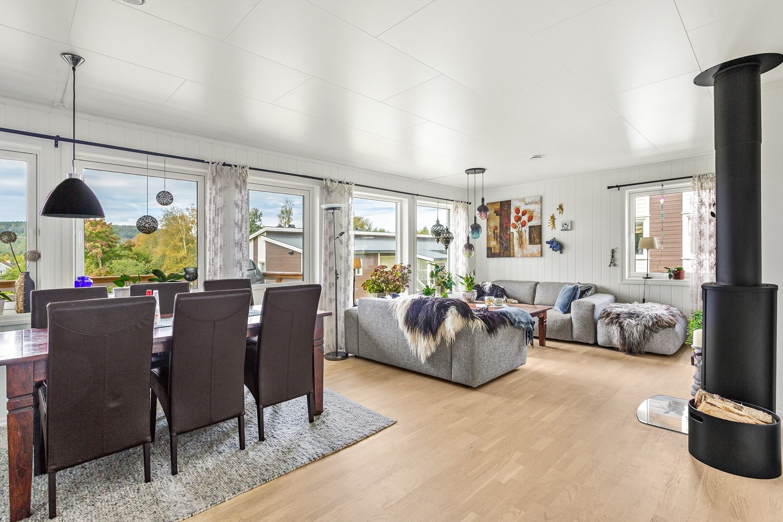 Lys og trivelig stue med store vindusflater som slipper inn godt med naturlig lys. Galleribilde