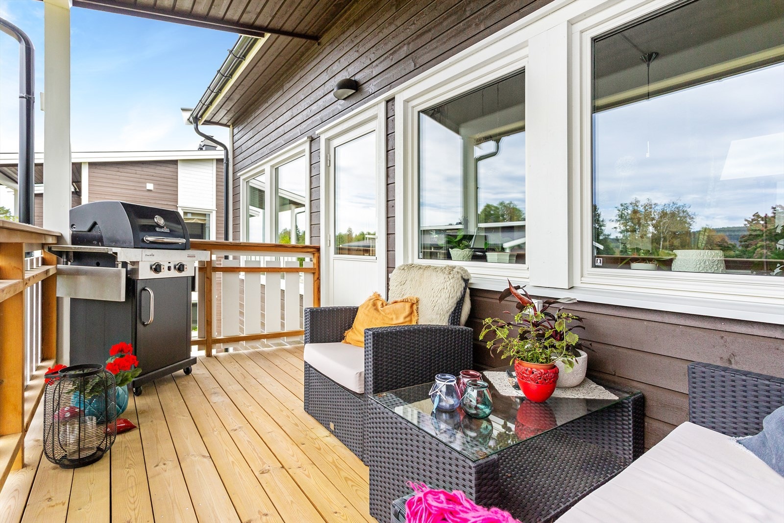 Det er utgang fra stuen til en trivelig overbygget balkong. Galleribilde