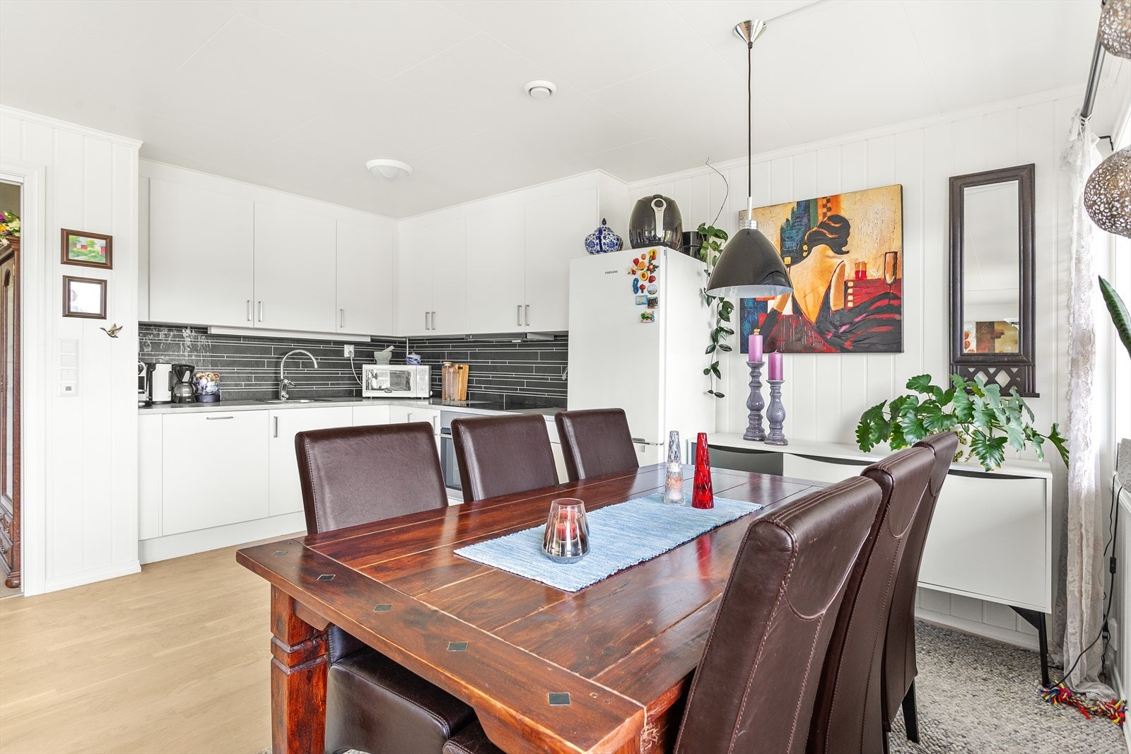 Lyst og romslig kjøkken med plass til spisestue. Galleribilde