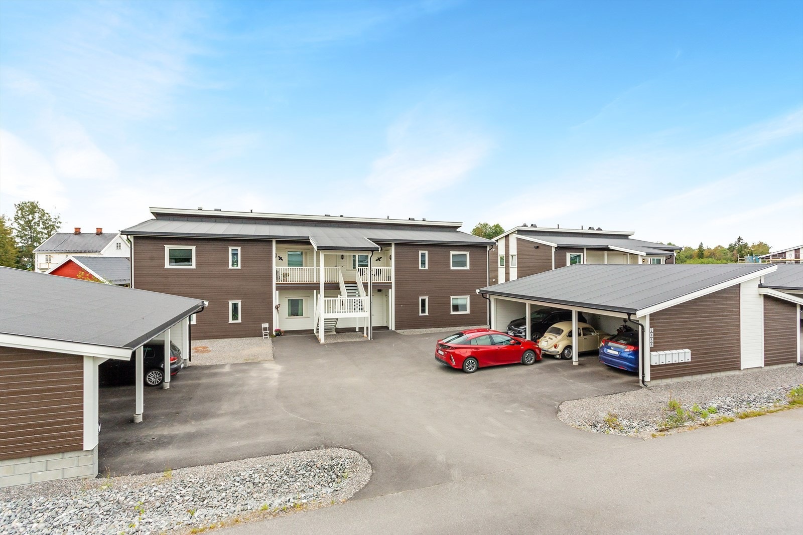 Fasade med overbygde inngangspartier og carporter. Galleribilde