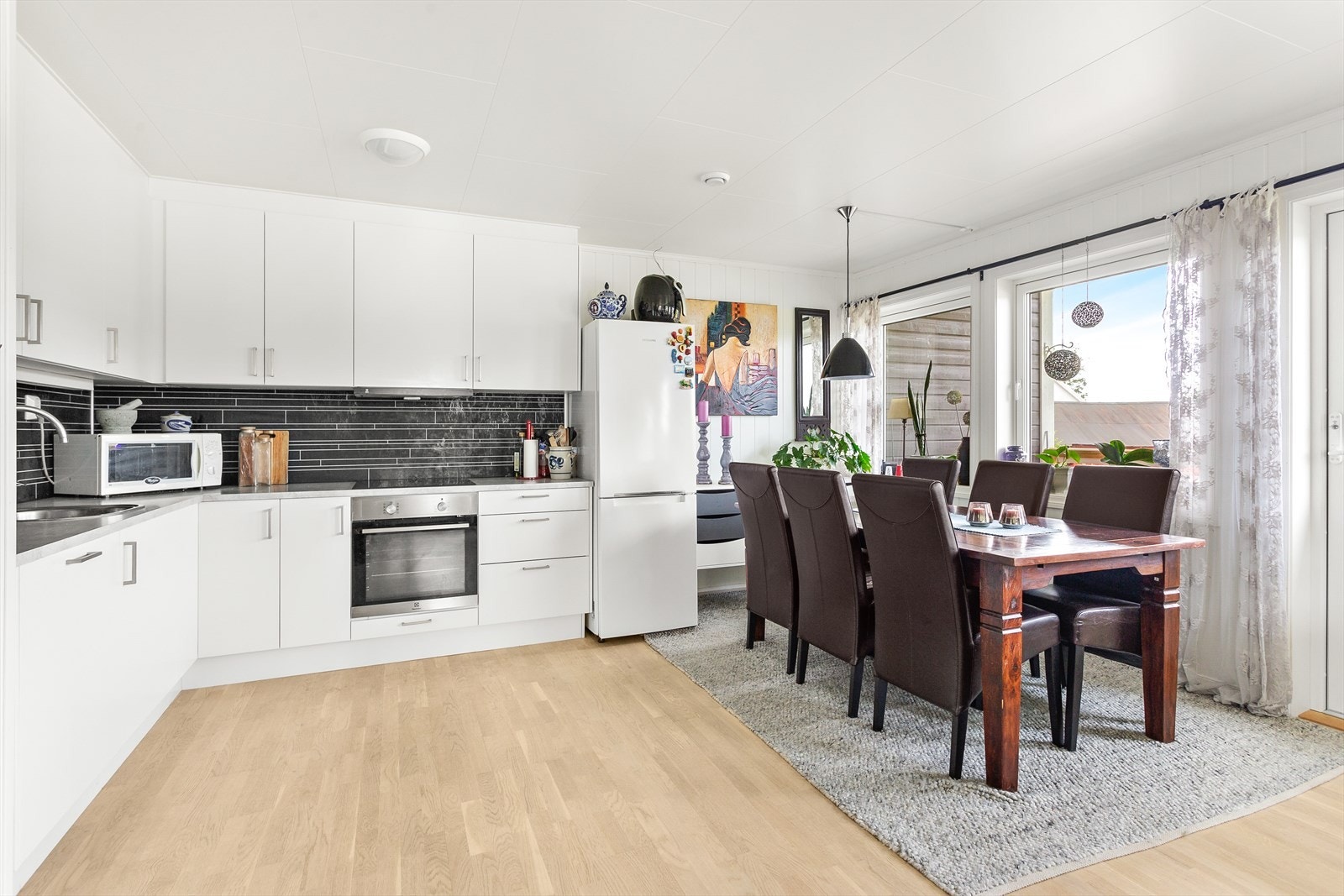 Velkommen inn til Åkerøvegen 8! En lys og pen 3-roms leilighet med god planløsning i 2. etg fra 2022! Galleribilde