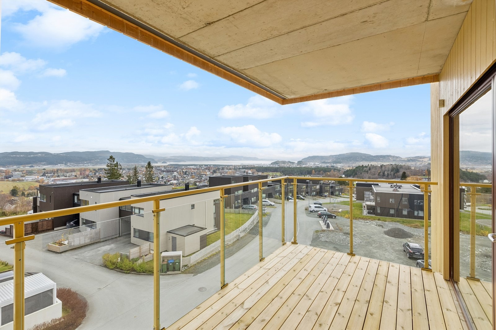 En flott 3-romsleilighet som er nyoppført i 2024. Nydelig utsikt og gode solforhold. Galleribilde