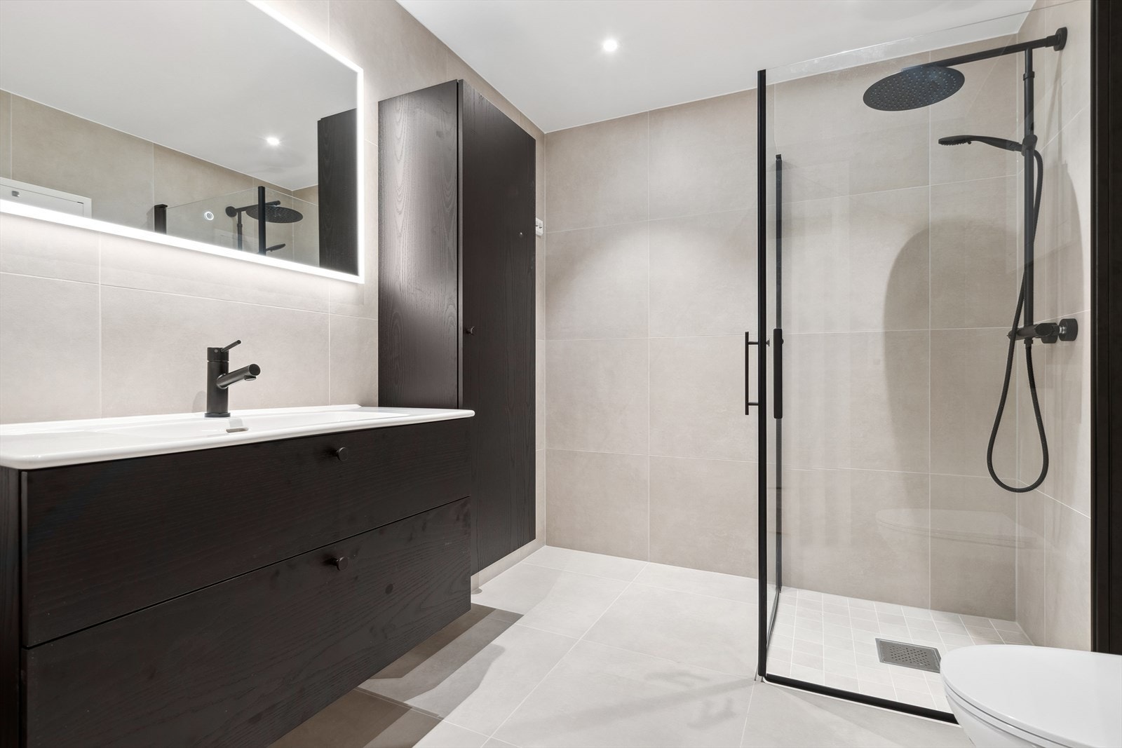 Baderomsinnredningen har gode oppbevaringsmuligheter. Galleribilde