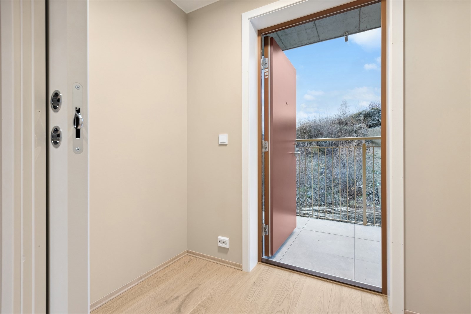 Entréen er ca. 2,5 kvm og har plass til garderobeløsning. Galleribilde