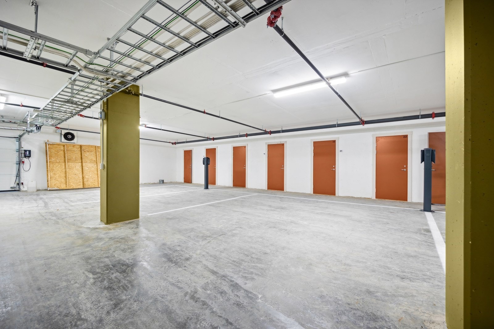 Fast parkeringsplass på 4,85m i P-kjellermed opplegg for elbillader. Egen sportsbod. Galleribilde