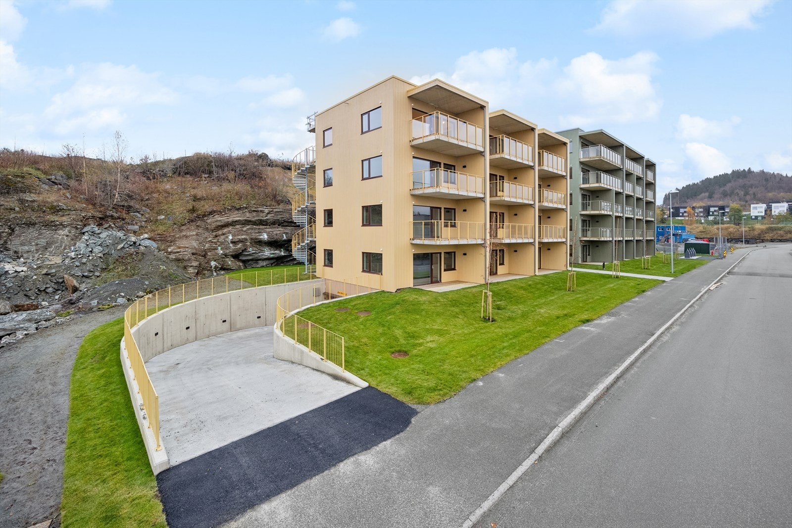 Leiligheten har hjørnebeliggenhet i topp etasjen. Fast parkeringsplass i P-kjeller. Galleribilde