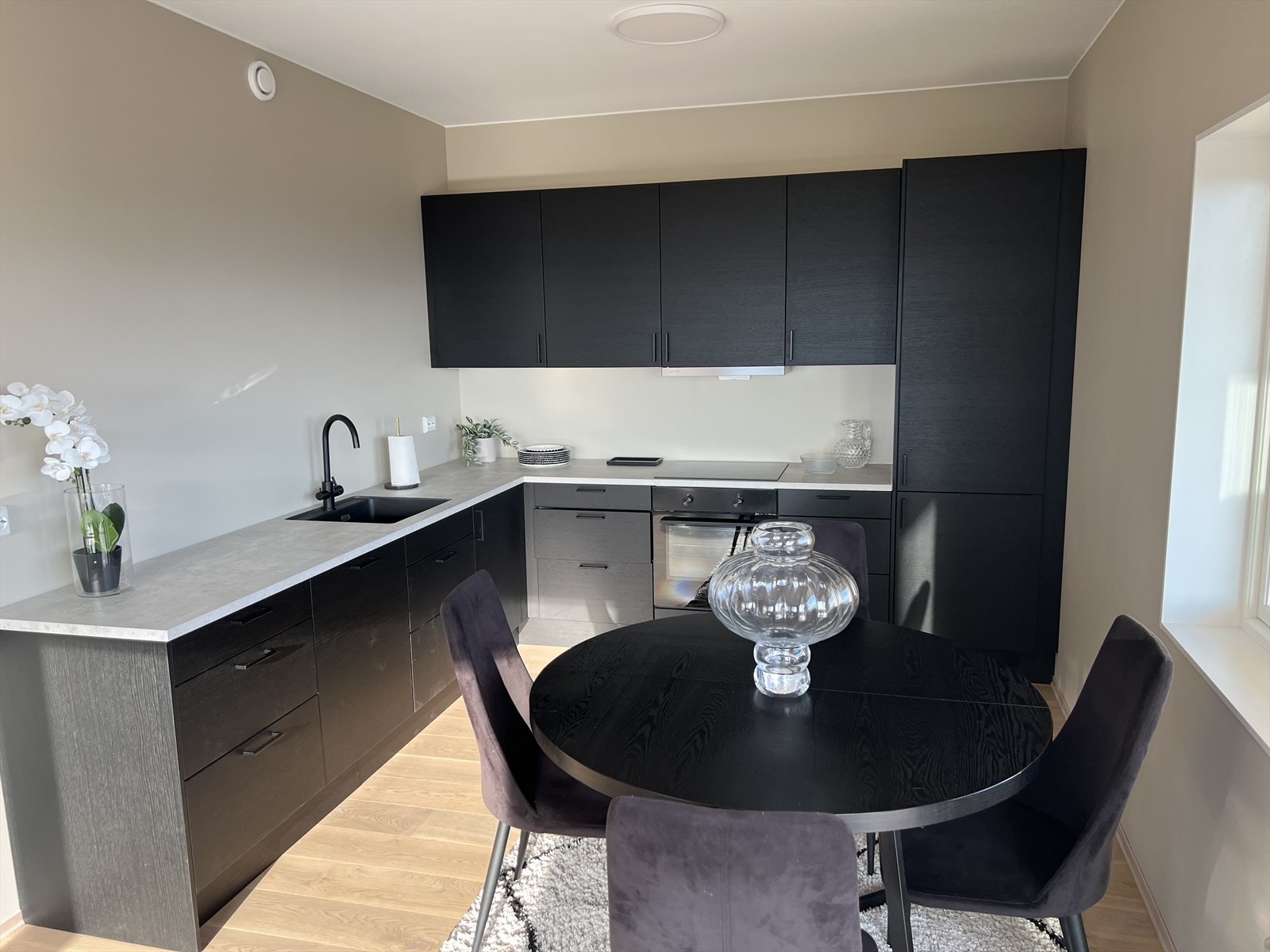 Delikat kjøkken med god plass til spisebord. Galleribilde