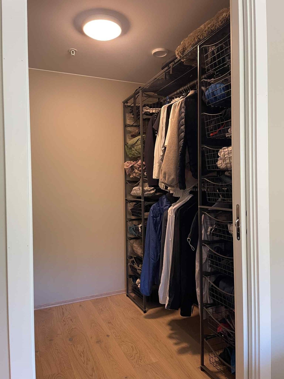 I tilknytning soverommet er det en "Walk-in garderobe" på ca. 4,1 kvm. Galleribilde