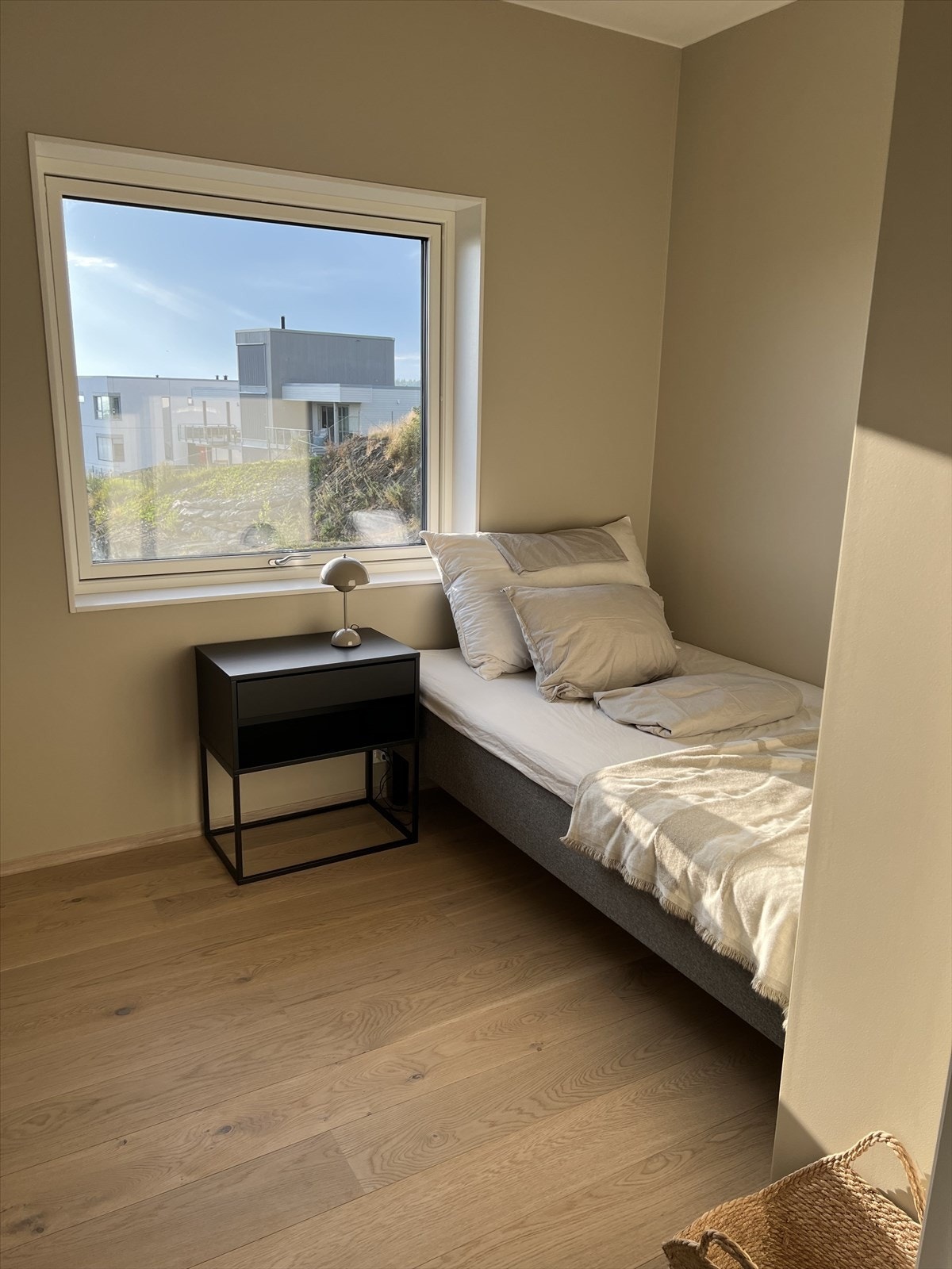 Lyst soverom på ca. 6,4 kvm. God plass til seng og garderobeløsning. Galleribilde