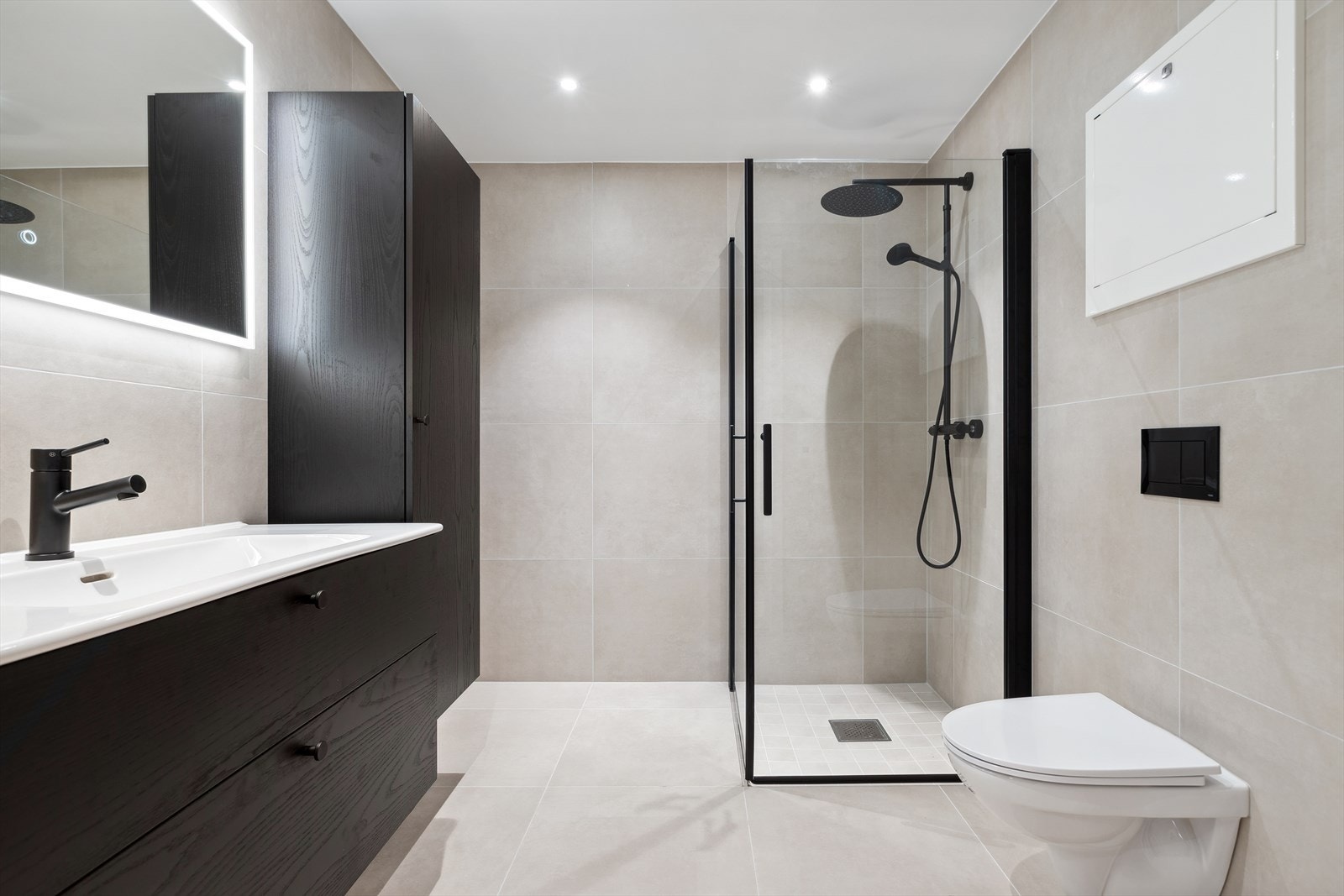 Delikat baderom på ca. 5,2 kvm med flis 60x60 fliser. Downlights i tak. Innfellbare dusjvegger. Galleribilde