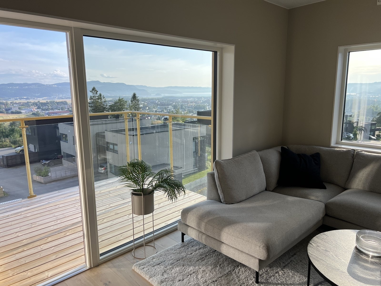 Stue med direkte utgang til solrik balkong. Galleribilde