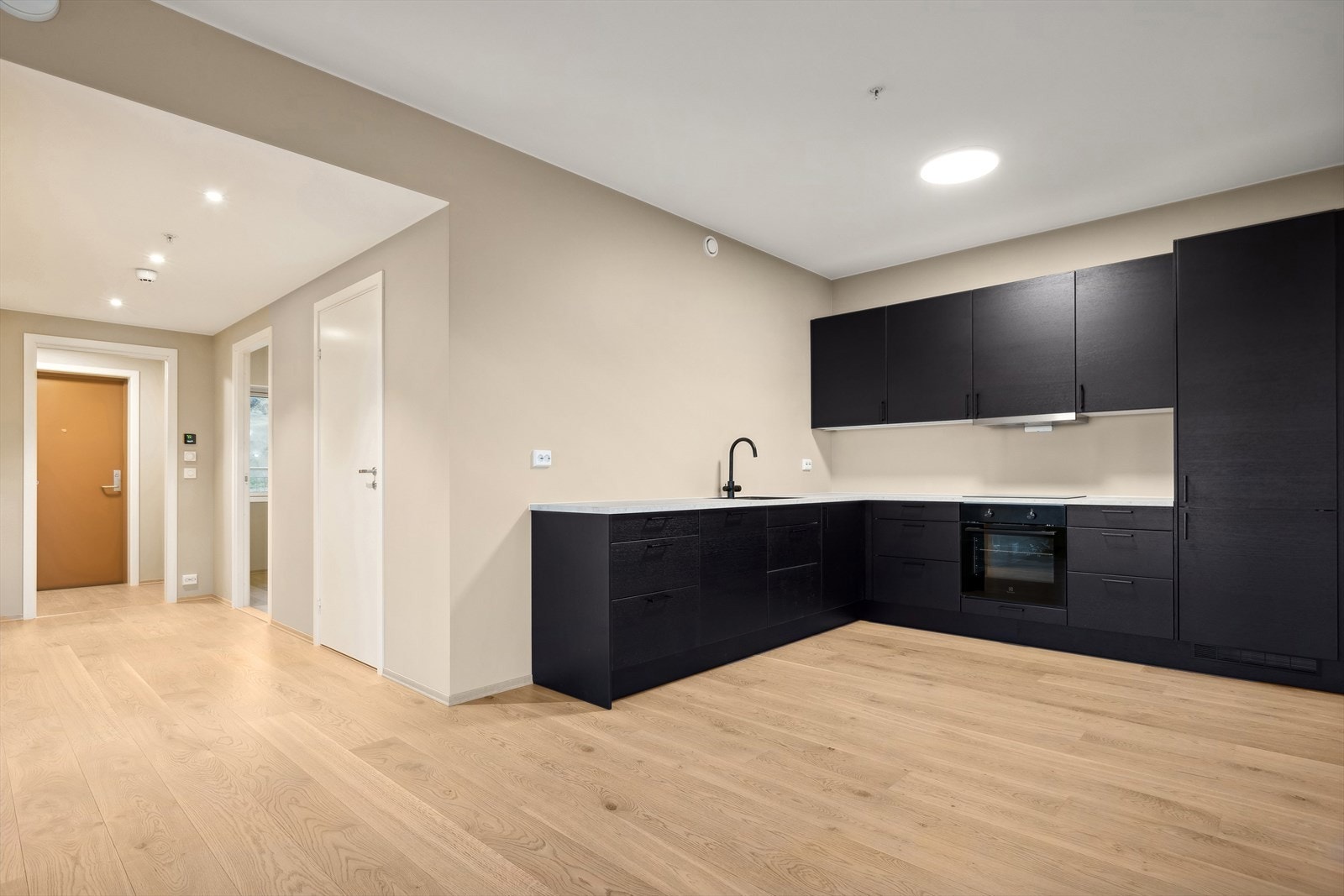 I deler av leiligheten er det downlights i tak. Leiligheten har vannbåren varme i alle rom med unntak av bod og soverom. Galleribilde