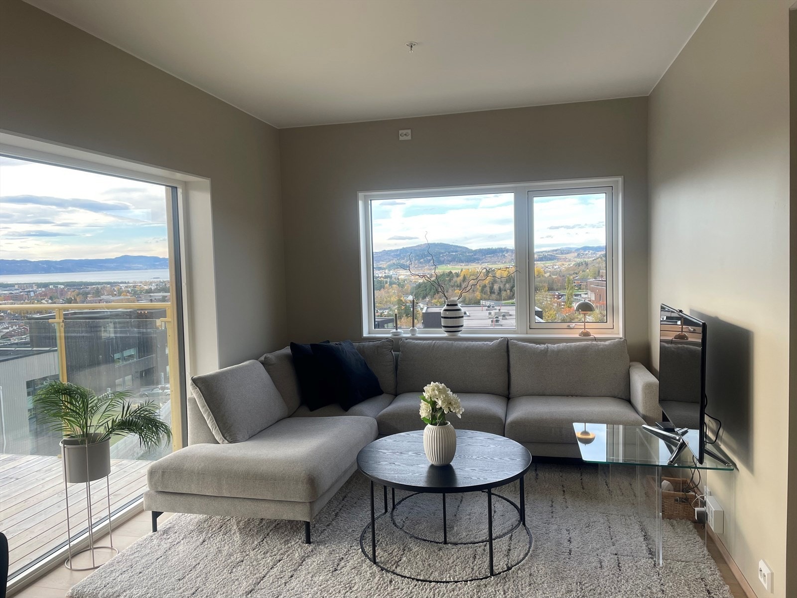 DNB Eiendom v/Maria Stokkan har gleden av å presentere Hulderveien 42. En flott 3-romsleilighet som er nyoppført i 2024. Delikat kjøkken med god benkeplass og gode oppbevaringsmuligheter. Galleribilde