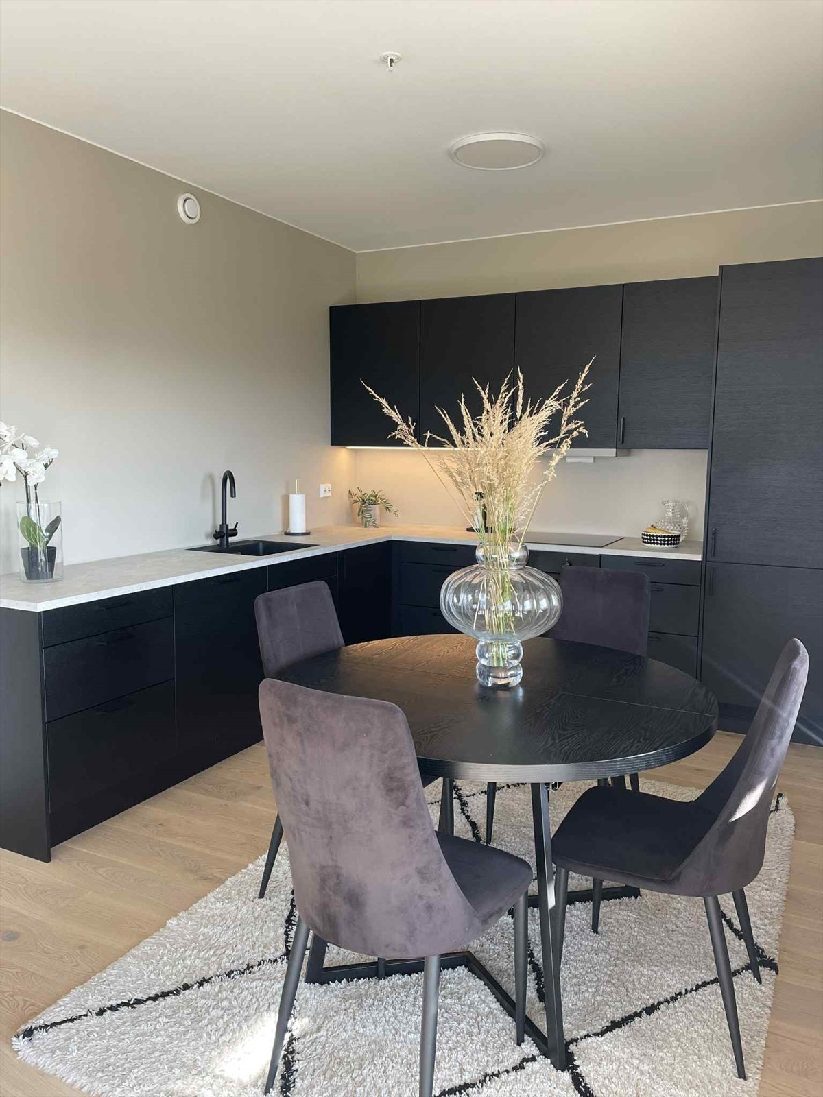 Stilrent kjøkken - her har man godt med skap og benkeplass. Galleribilde