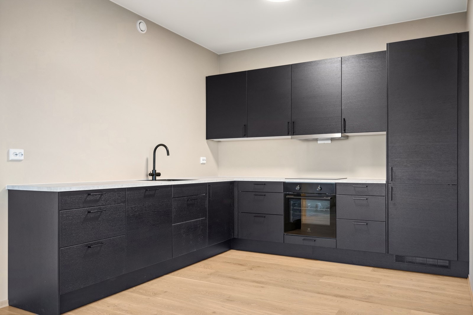 Kjøkkenet er fra Norema og har integrerte hvitevarer. Galleribilde