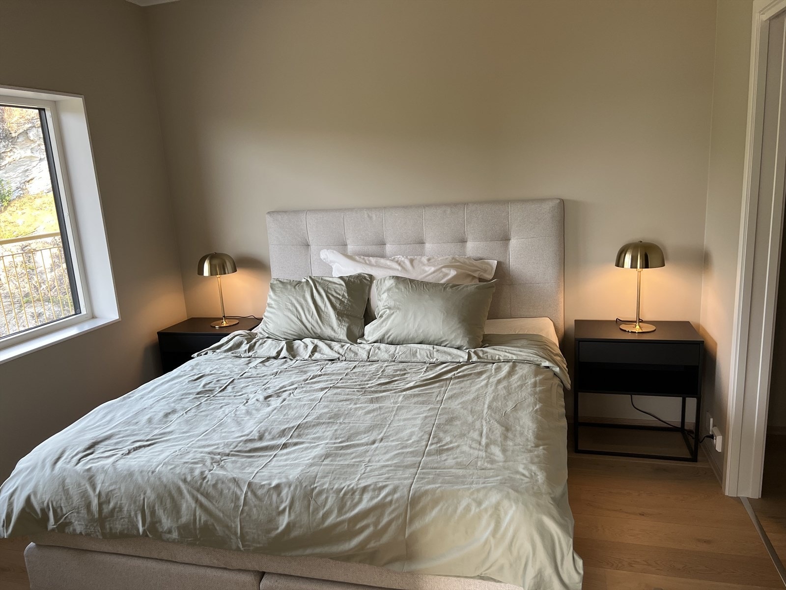 Lyst og romslig soverom på ca. 10,9 kvm. Det er god plass til dobbeltseng og garderobeløsning. Galleribilde