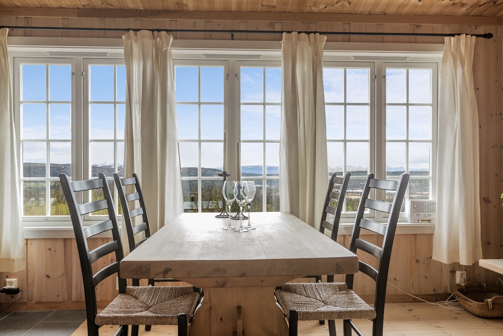 God plass til spisegruppe for små og store lag - utsikten er det ingenting å si på! Galleribilde