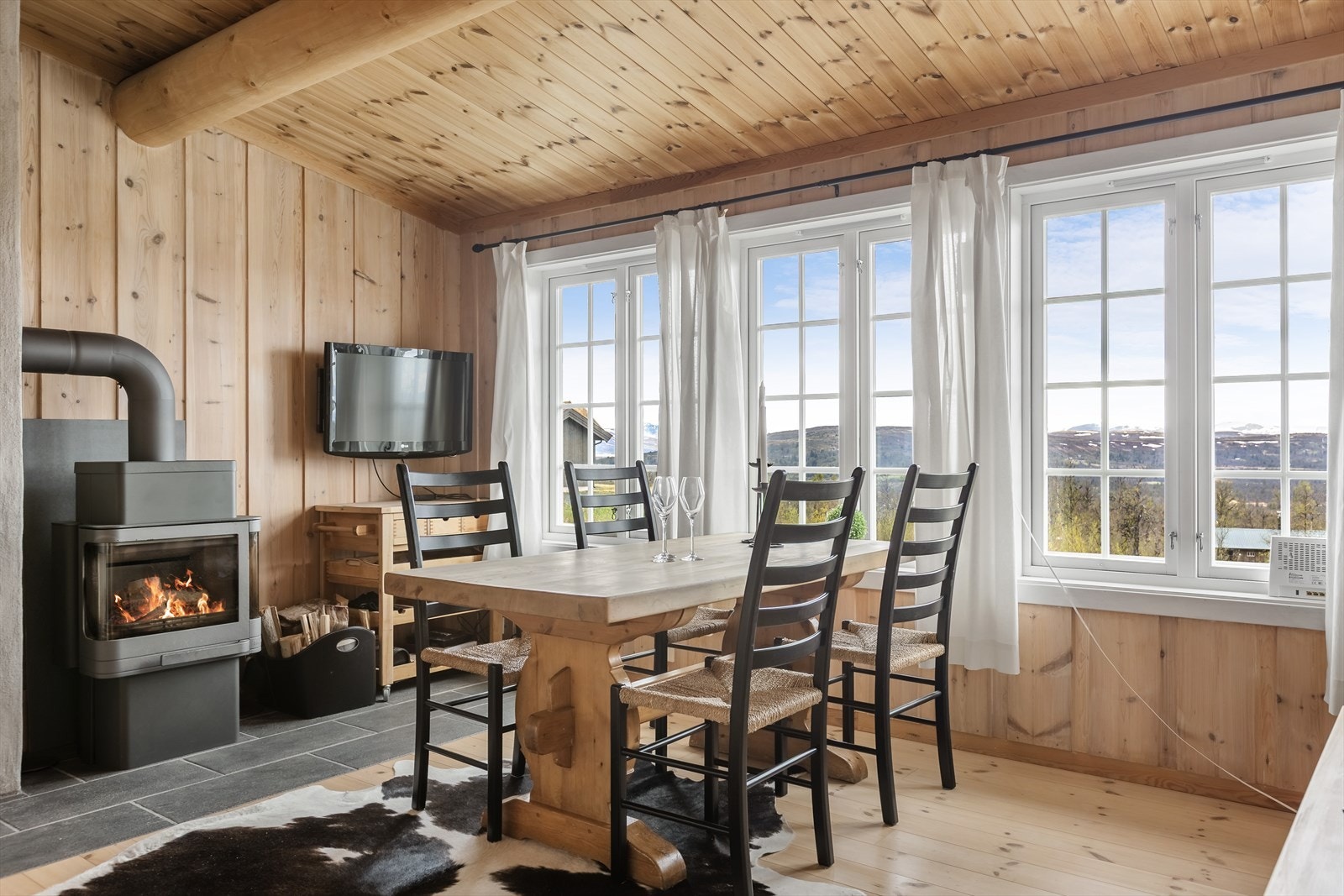 Peisovnen i spisestuen varmer godt i den kalde årstida. Galleribilde