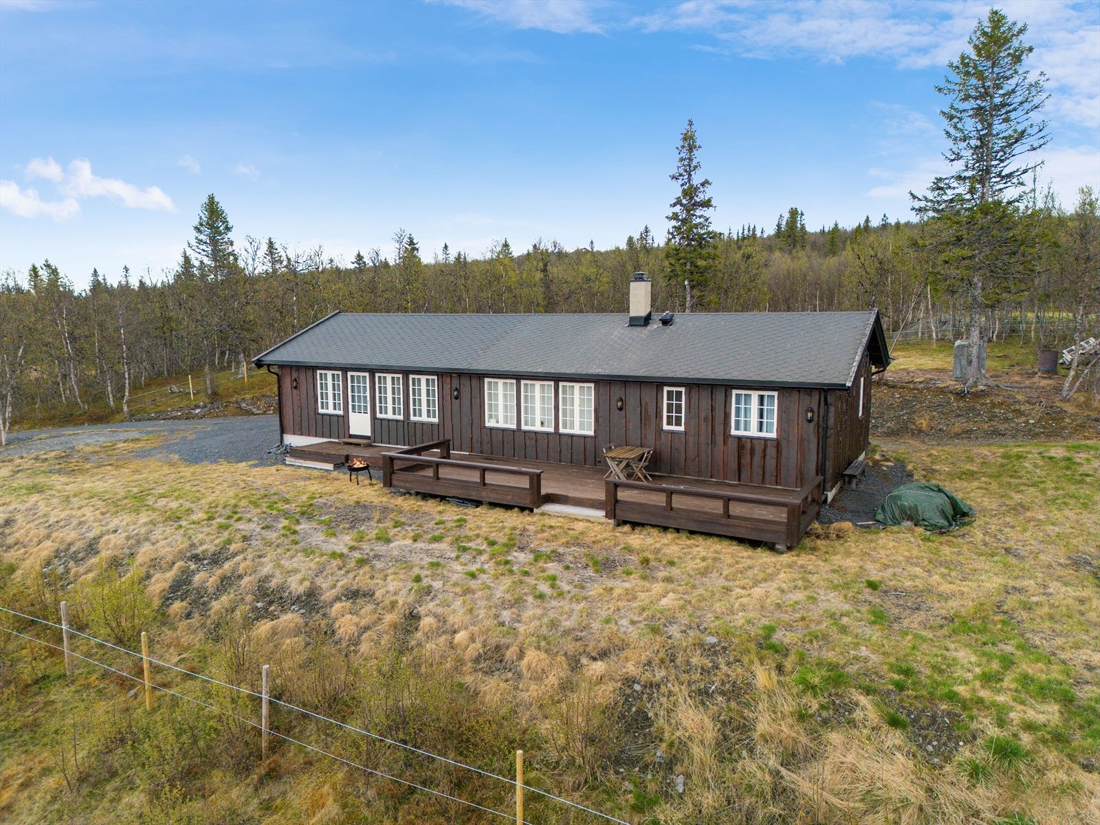 Tomt på nesten 2 mål er naturtomt beliggende i skrående fjellterreng ved lauv/barskog og natureng rundt hytte. Galleribilde