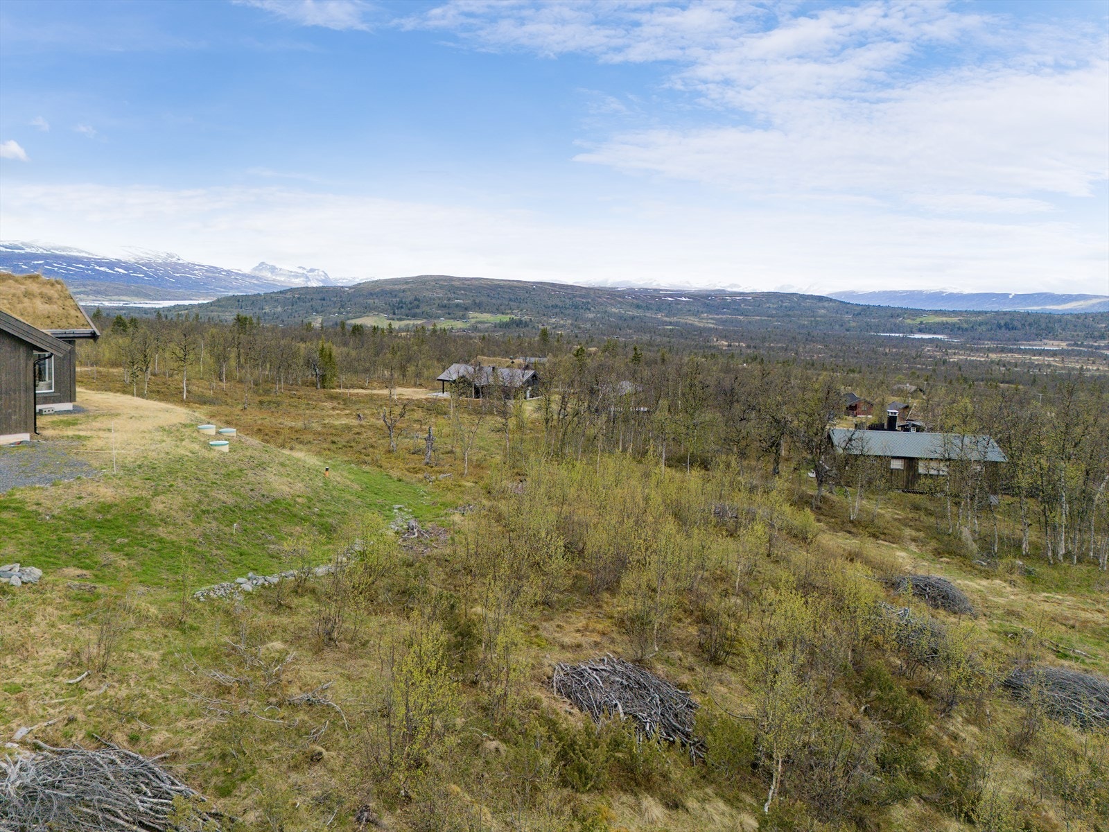 Eiendommen har gode solforhold og flott utsikt utover store fjellområder, som bla. Syndisfjellet, Gilafjell, Grindane, Jotunheimen mm Galleribilde