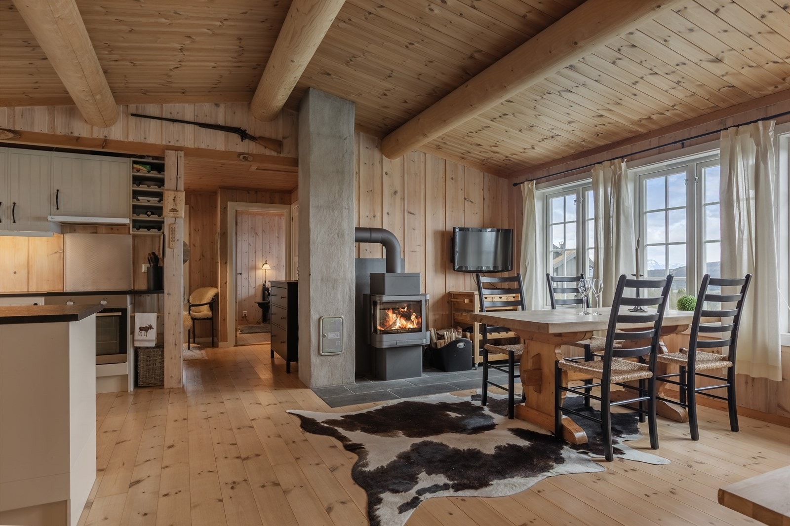 Kjøkken og spisestue i åpen og sosial løsning. Galleribilde