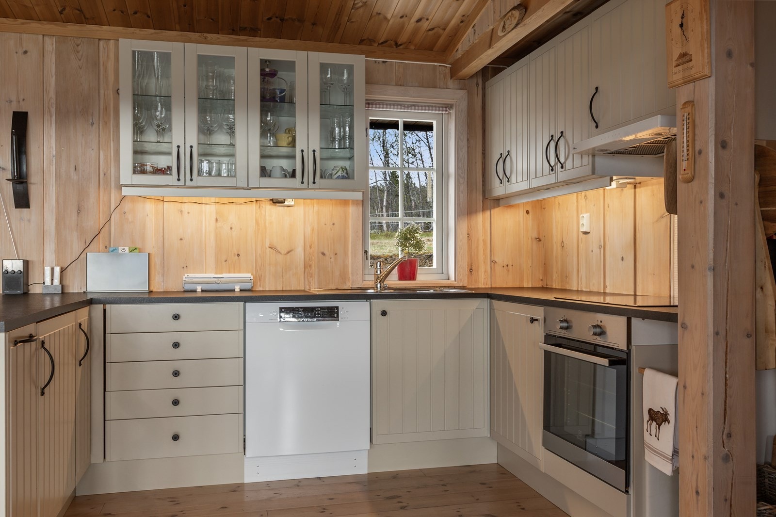 Oppvaskkum nedfelt i laminat benkeplate. Galleribilde