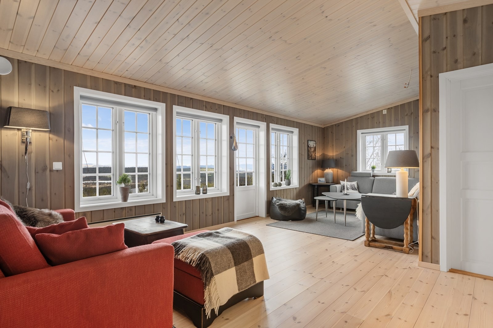 Koselig stue med store vindusflater som slipper inn godt med naturlig lys. Galleribilde