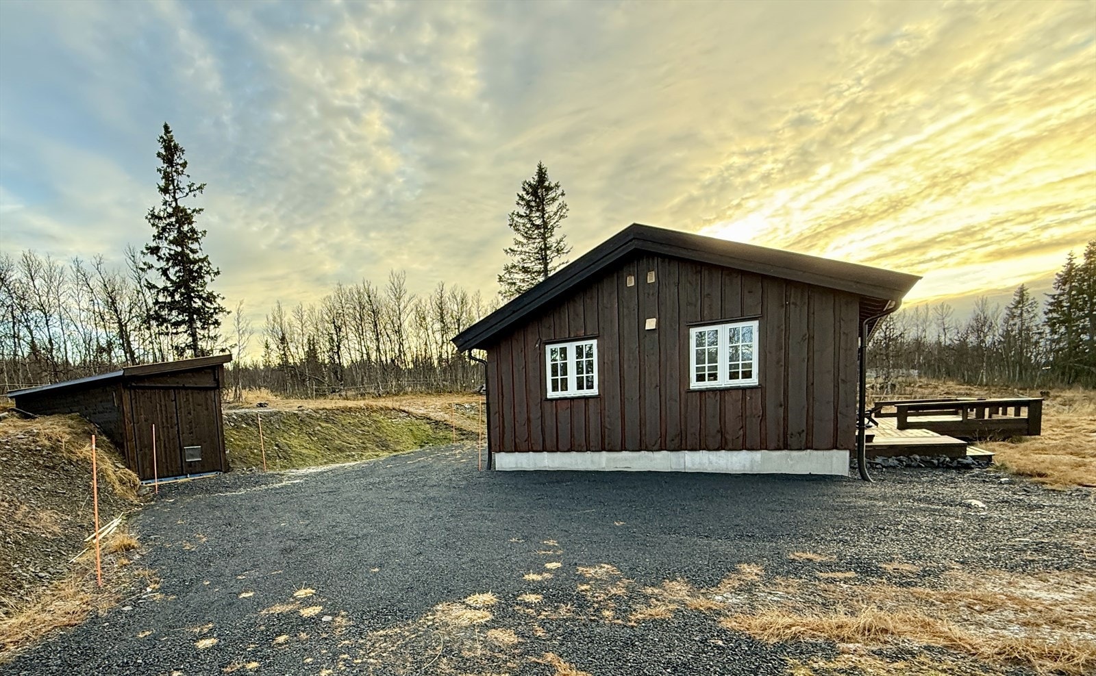 Hytte fra byggeår 2006, uthus fra byggeår 2023. Galleribilde