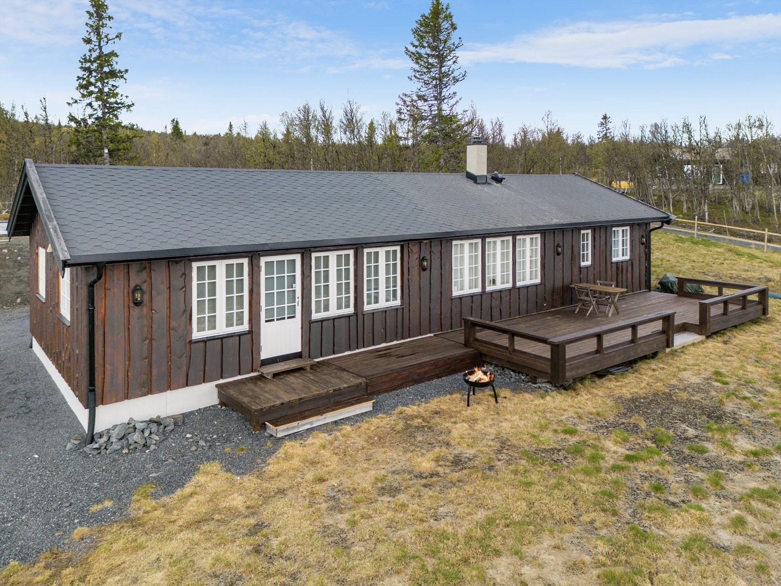 Velkommen til Bakselin 4, en eiendom presentert av EiendomsMegler 1 Fjellmegleren! Det er fint turterreng sommer som vinter i umiddelbar nærhet til bla. Ålfjell. Galleribilde