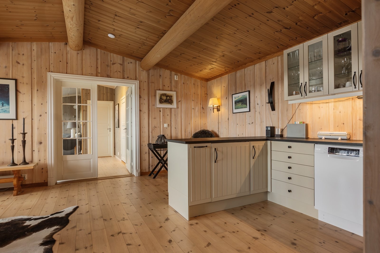 Kjøkken og spisestue er adskilt fra stuen med en dobbel glassdør. Galleribilde