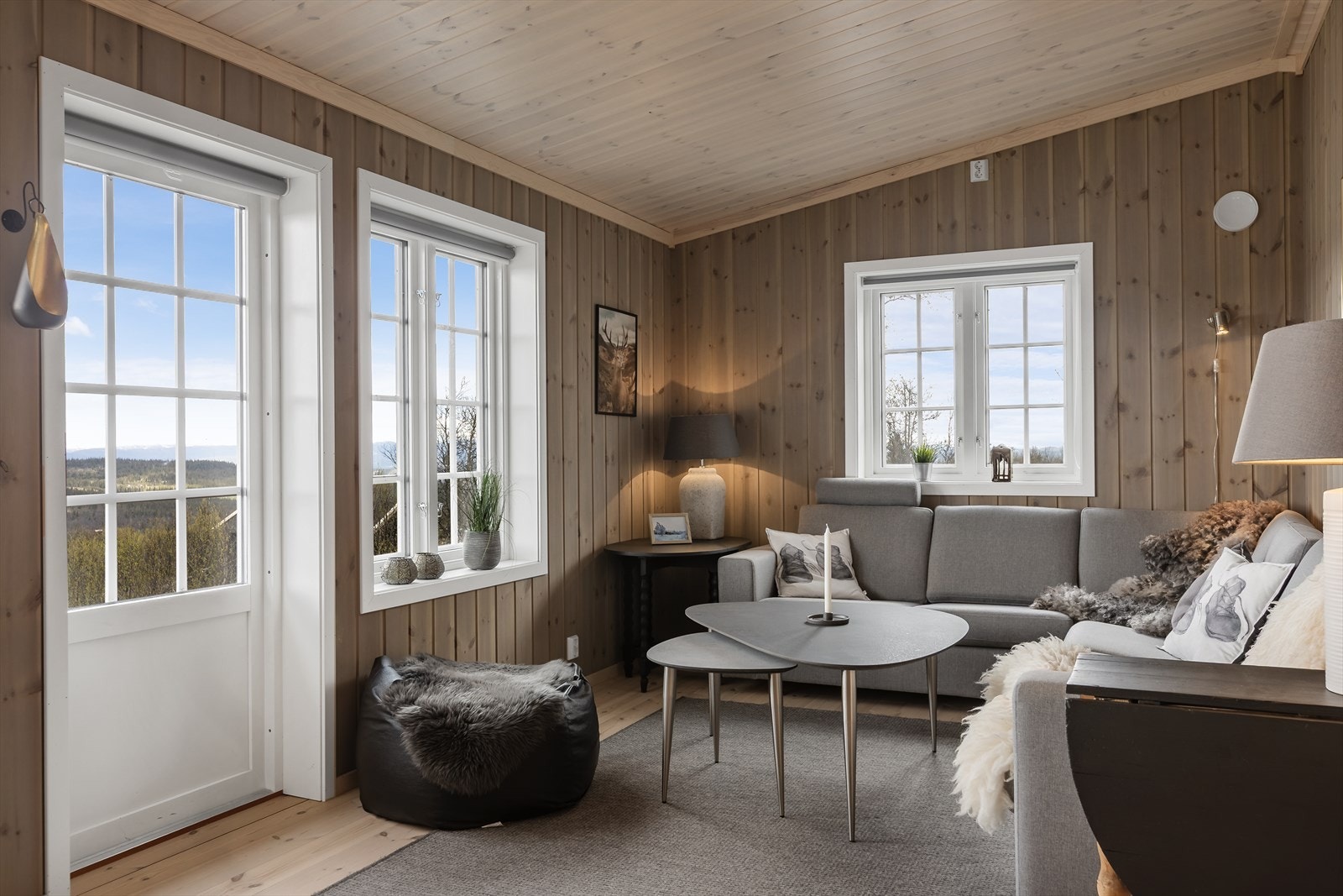 Heltregulv og panelte, beisede overflater gir den riktig gode hyttestemningen. Galleribilde