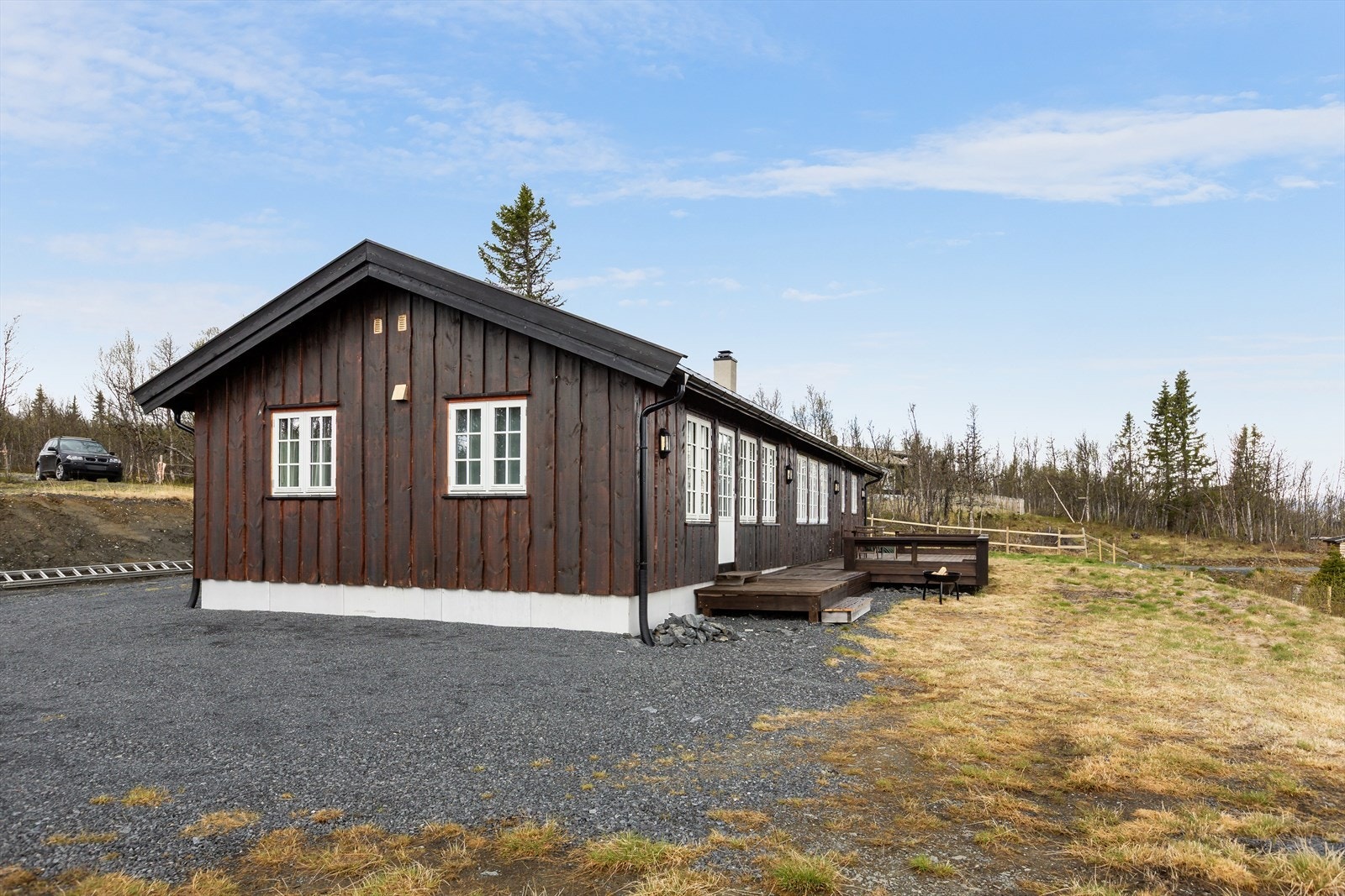 Hytta ligger åpent og solrikt til. Galleribilde