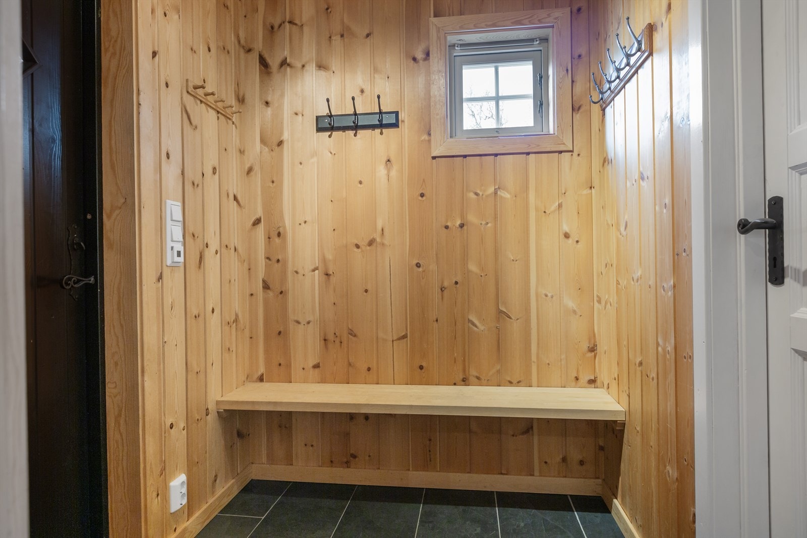 Velkommen inn! Entré med skiferfliser og varmekabler på gulv. Galleribilde