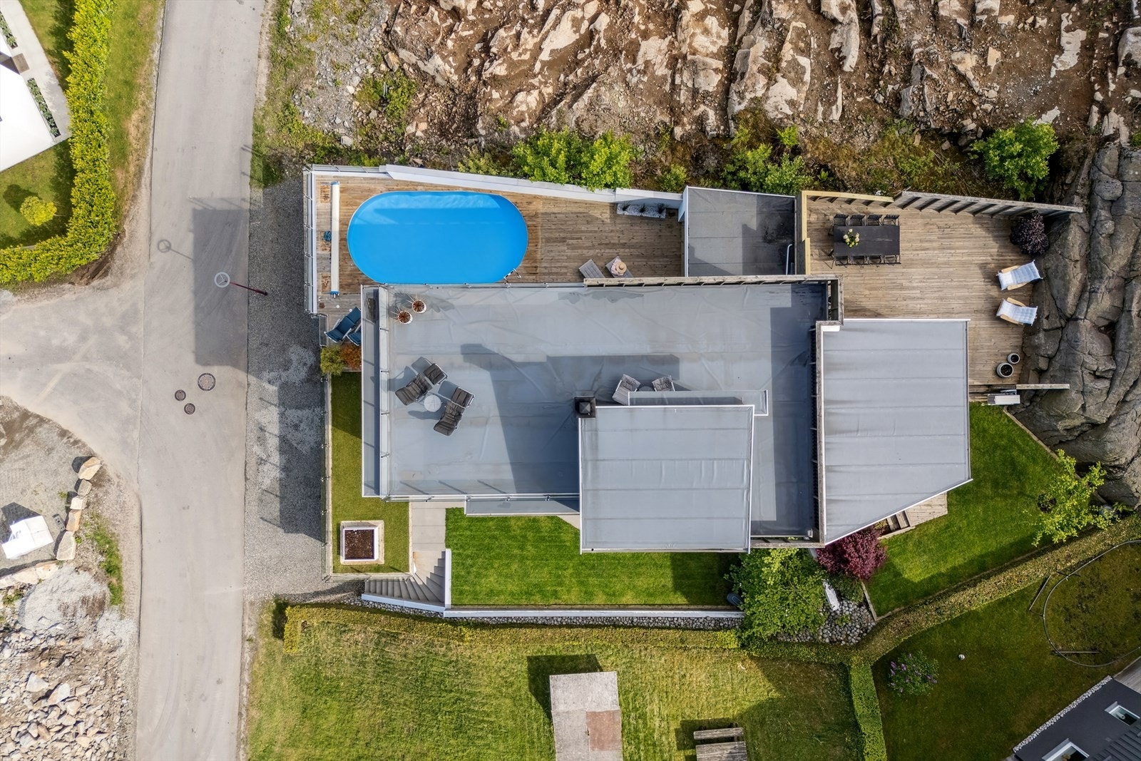 Boligens stilrene design gjenspeiles både inne og ute - med gjennomførte detaljer, rene linjer og en harmonisk helhet som skaper et innbydende og tidløst uttrykk. Galleribilde