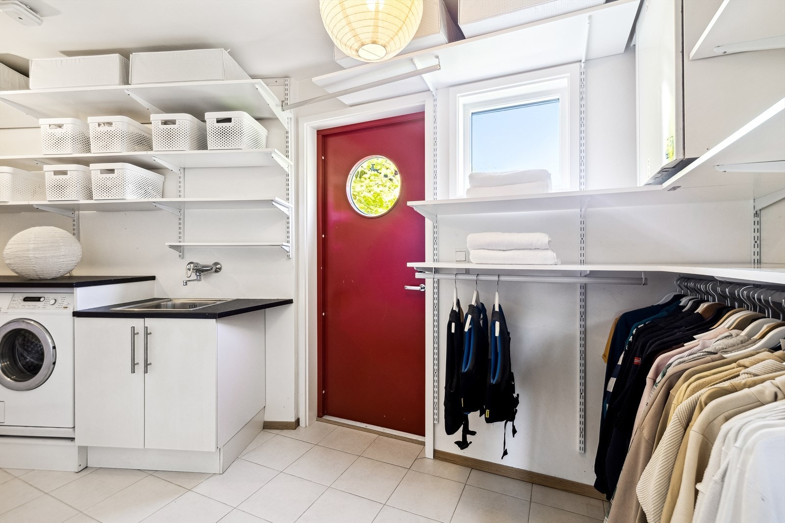 Lyst og romslig vaskerom med praktiske oppbevaringsløsninger og moderne fasiliteter. Perfekt for en organisert hverdag. Bi-inngangsløsning. Galleribilde