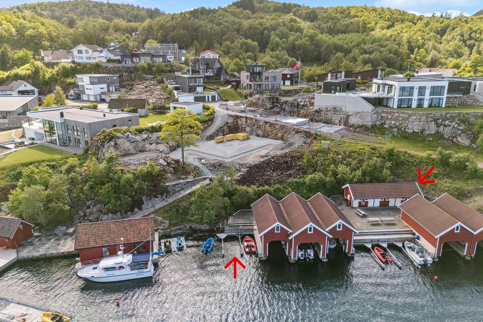 Moderne boligområde med fantastisk sjøutsikt, nærhet til båtplass og idyllisk natur. Galleribilde