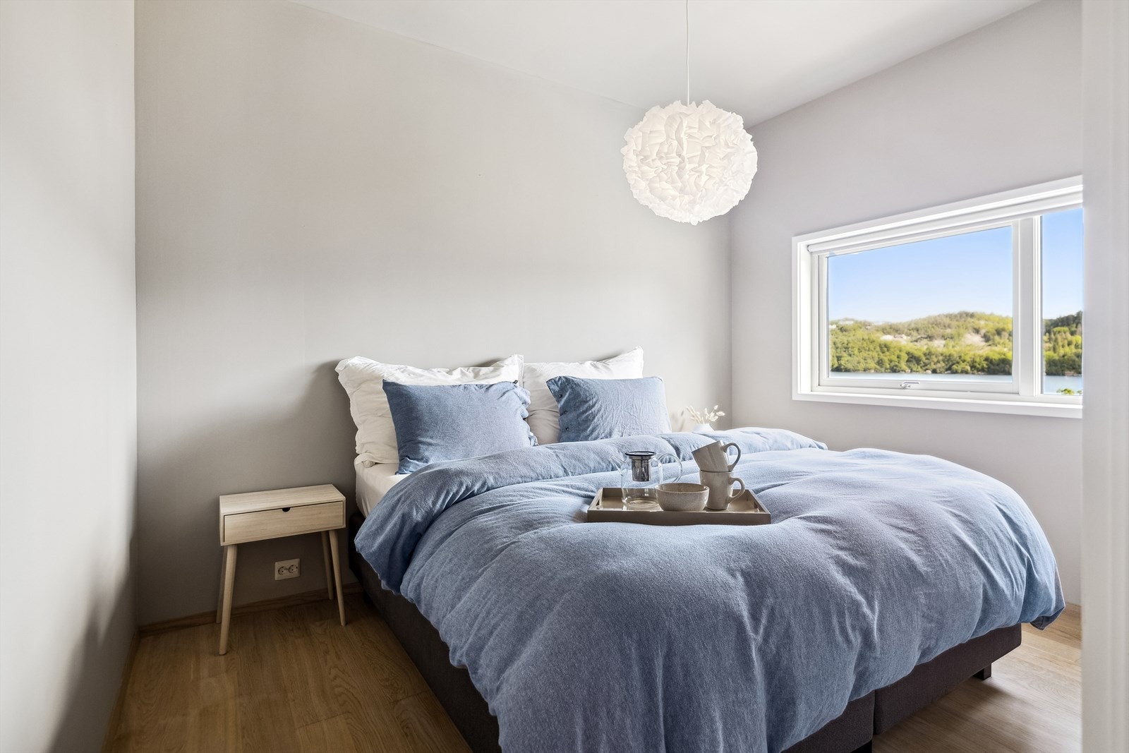 Soverom 4 av 4 - hovedsoverom med tilknytning til garderoberom og bad. Galleribilde