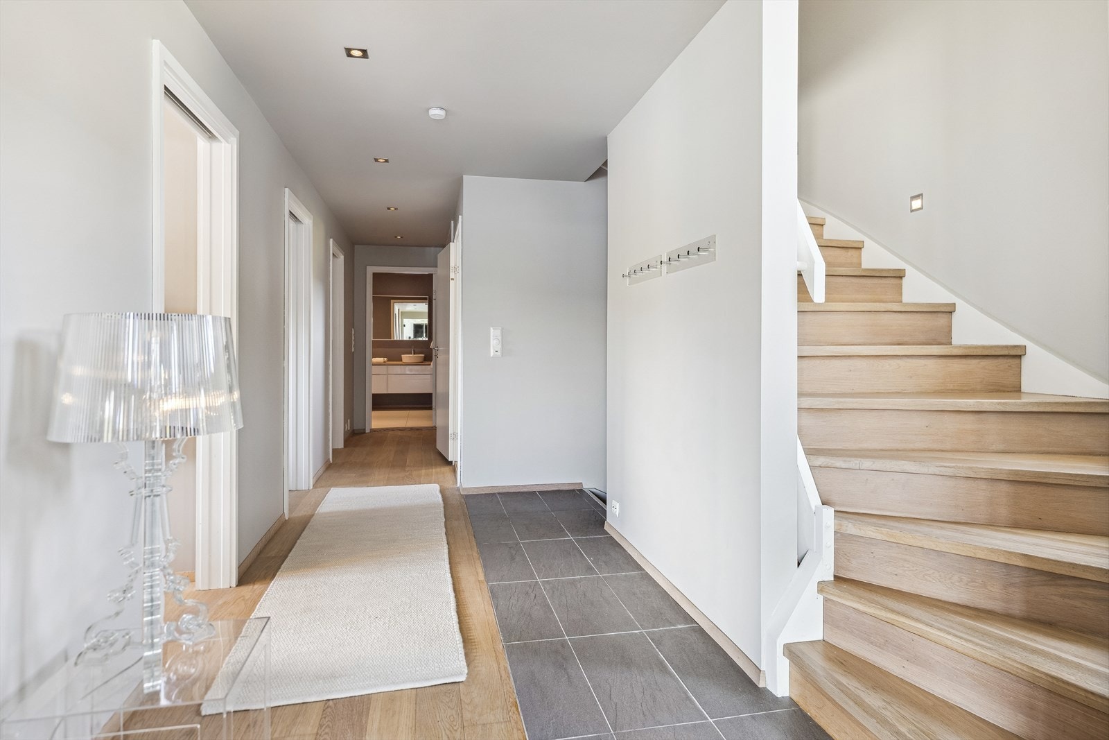 Velkommen til en lys og moderne bolig med stilfulle detaljer og romslig inngangsparti. Galleribilde